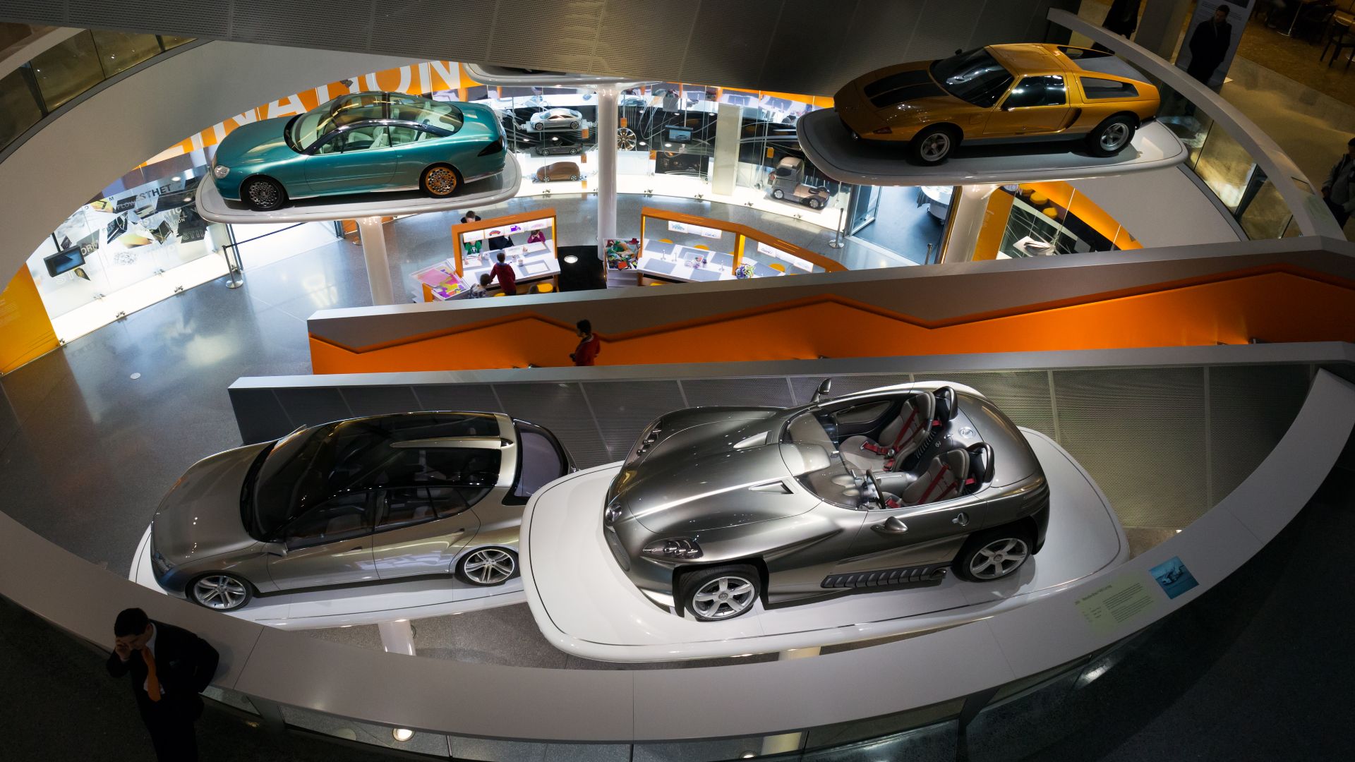 File:Mercedes-Benz Museum interior-2 2013 March.jpg