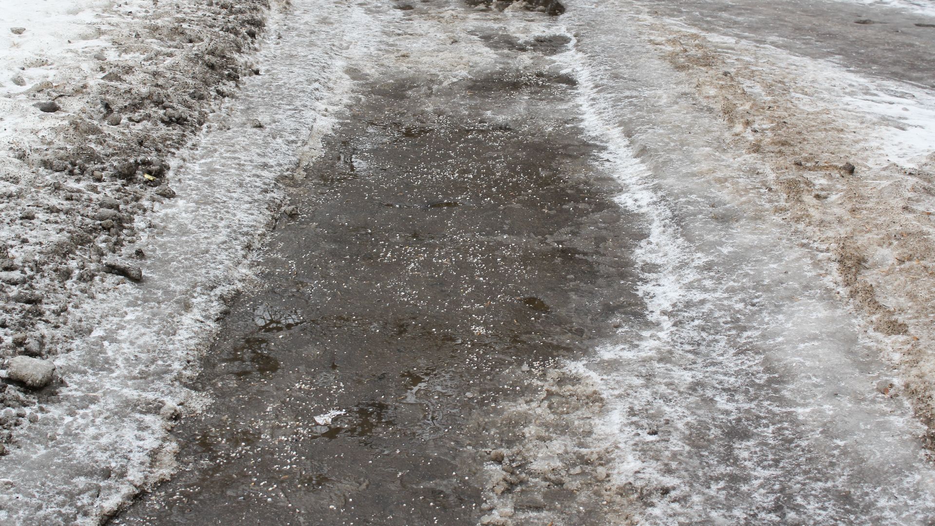 File:Road salt in Moscow 01.jpg