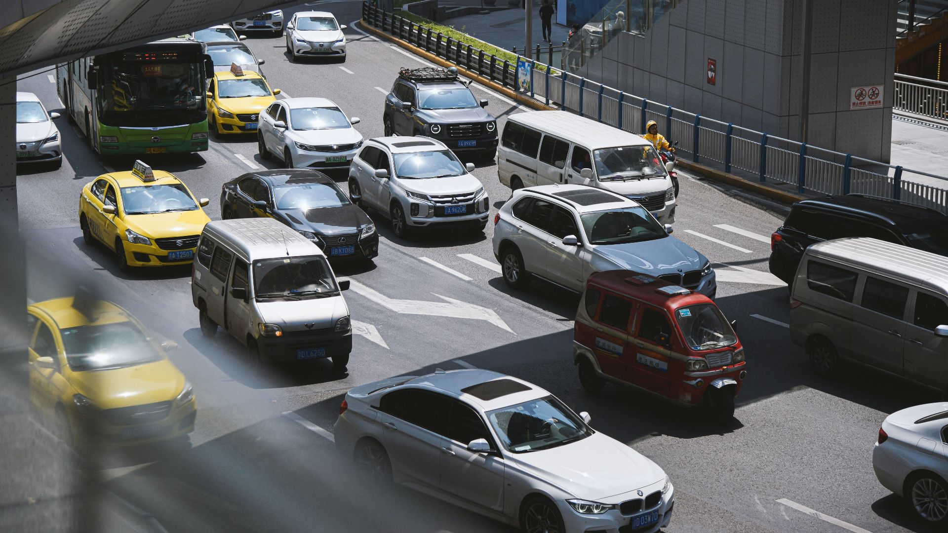 a busy city street filled with lots of traffic