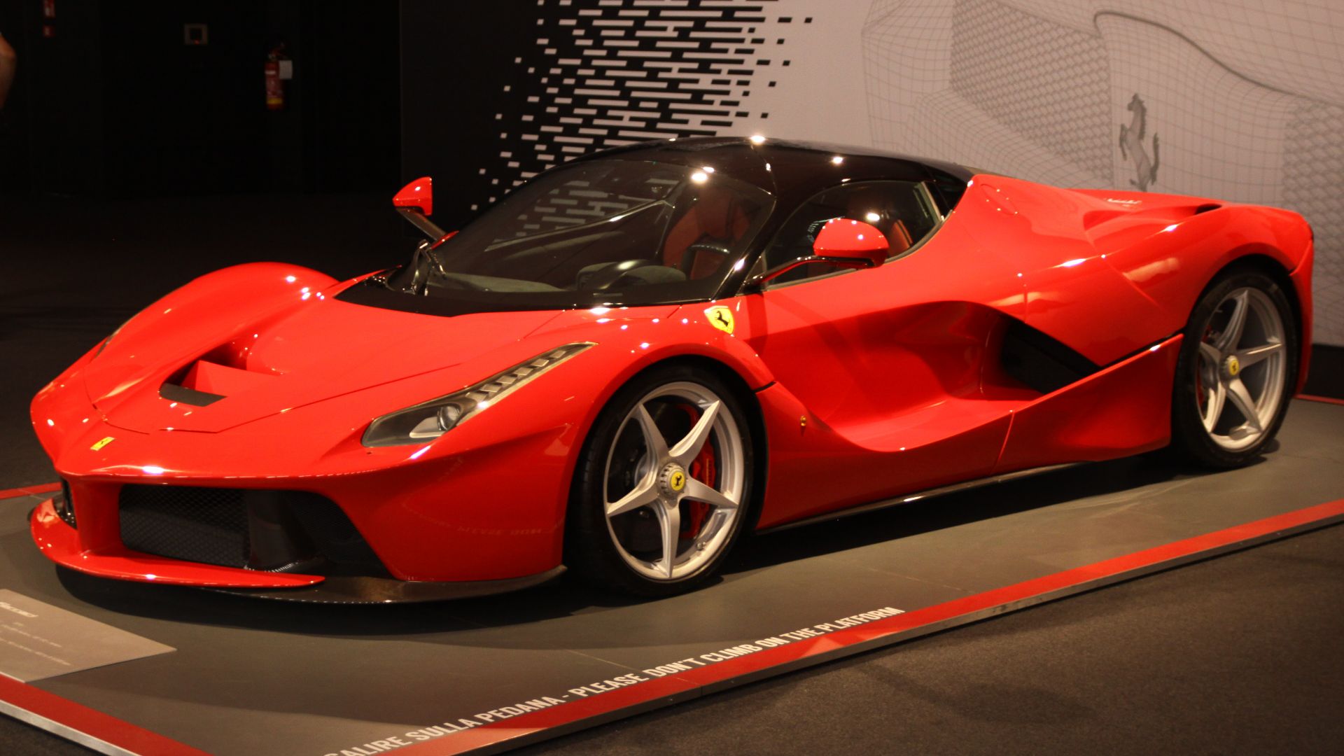 File:Ferrari LaFerrari at the Ferrari museum.jpg