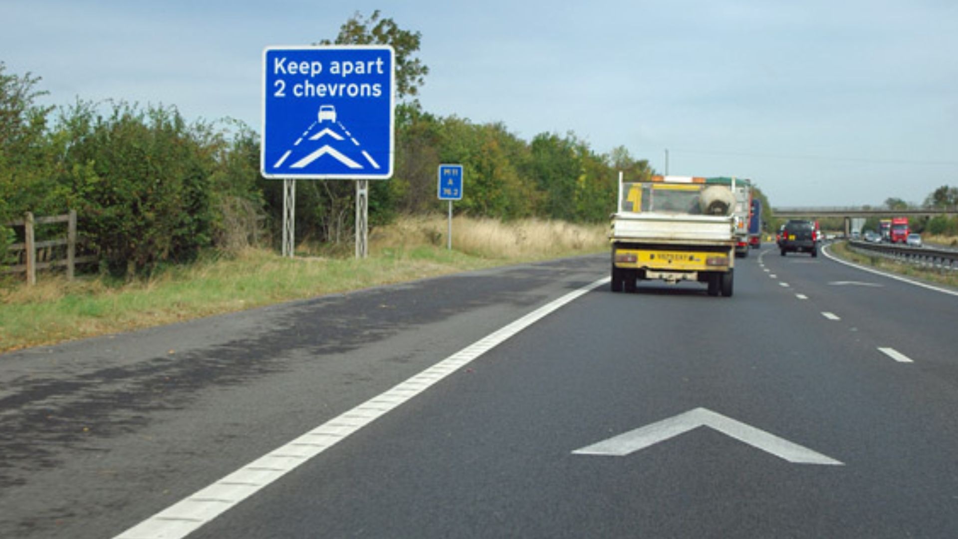 File:M11 - keep apart two chevrons - geograph.org.uk - 2640925.jpg