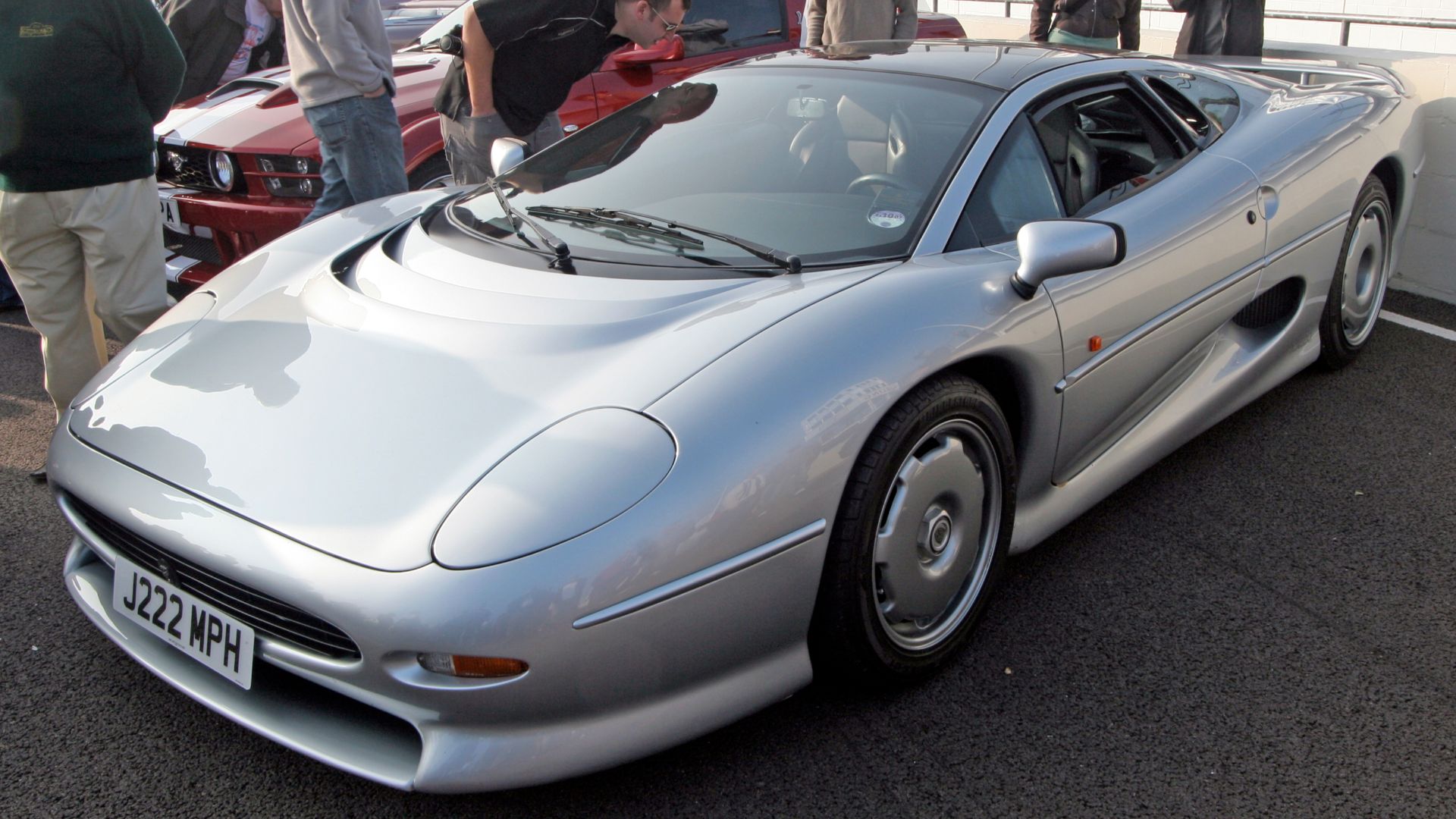 File:JaguarXJ220.jpg