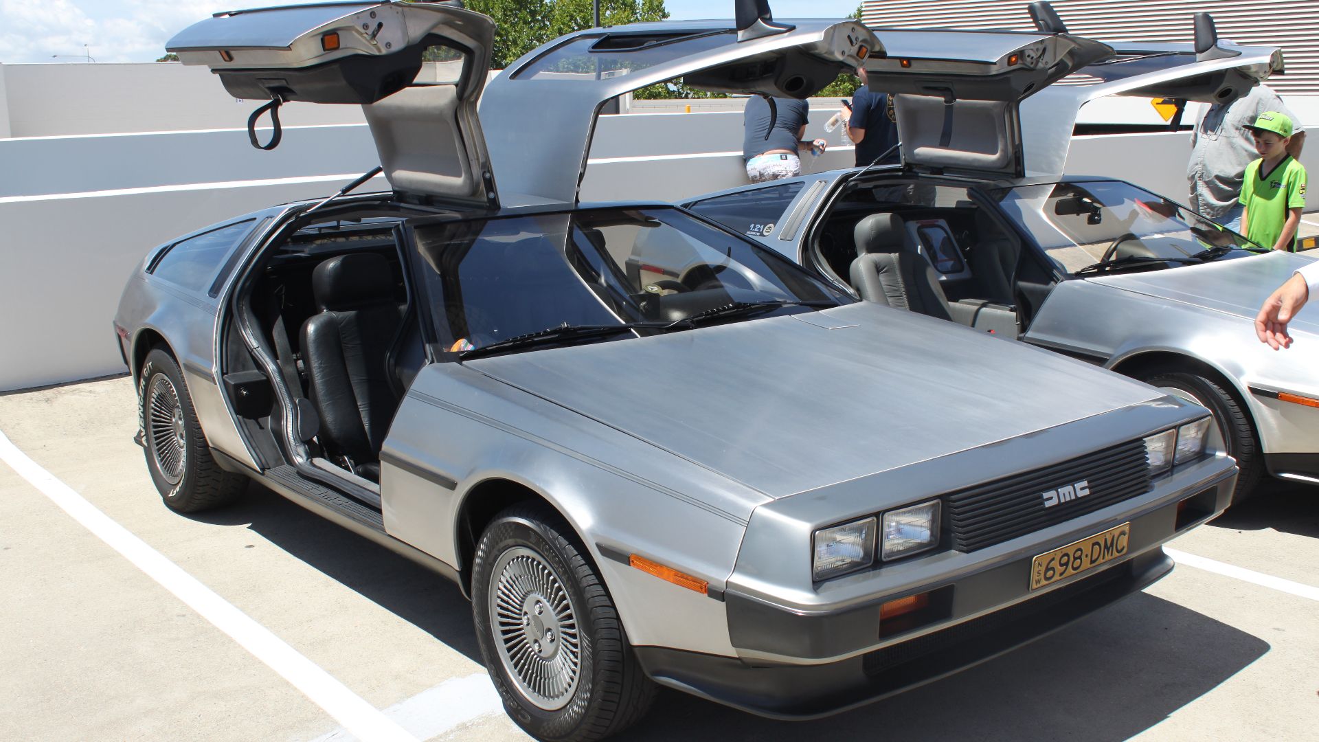 File:DeLorean DMC-12 (15704582713).jpg