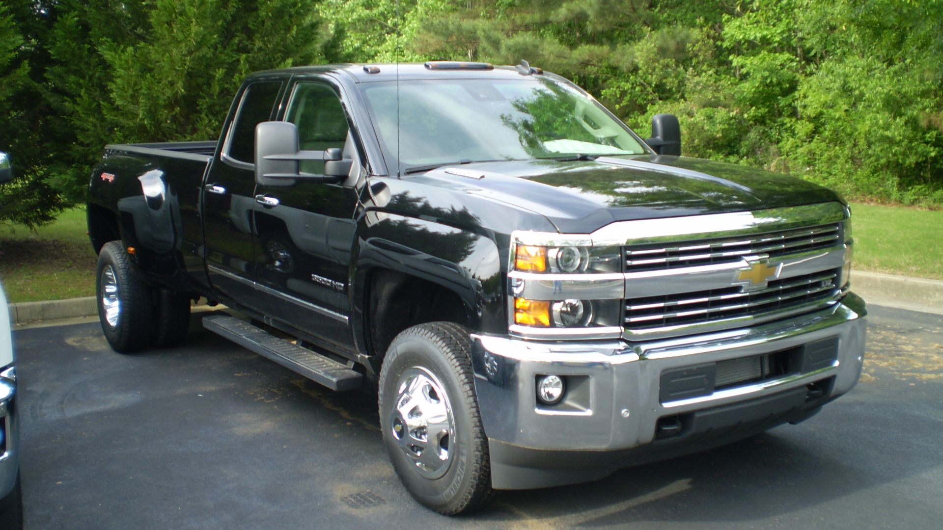 File:2015 chevrolet silverado ltz double cab 3500 hd (observe).JPG