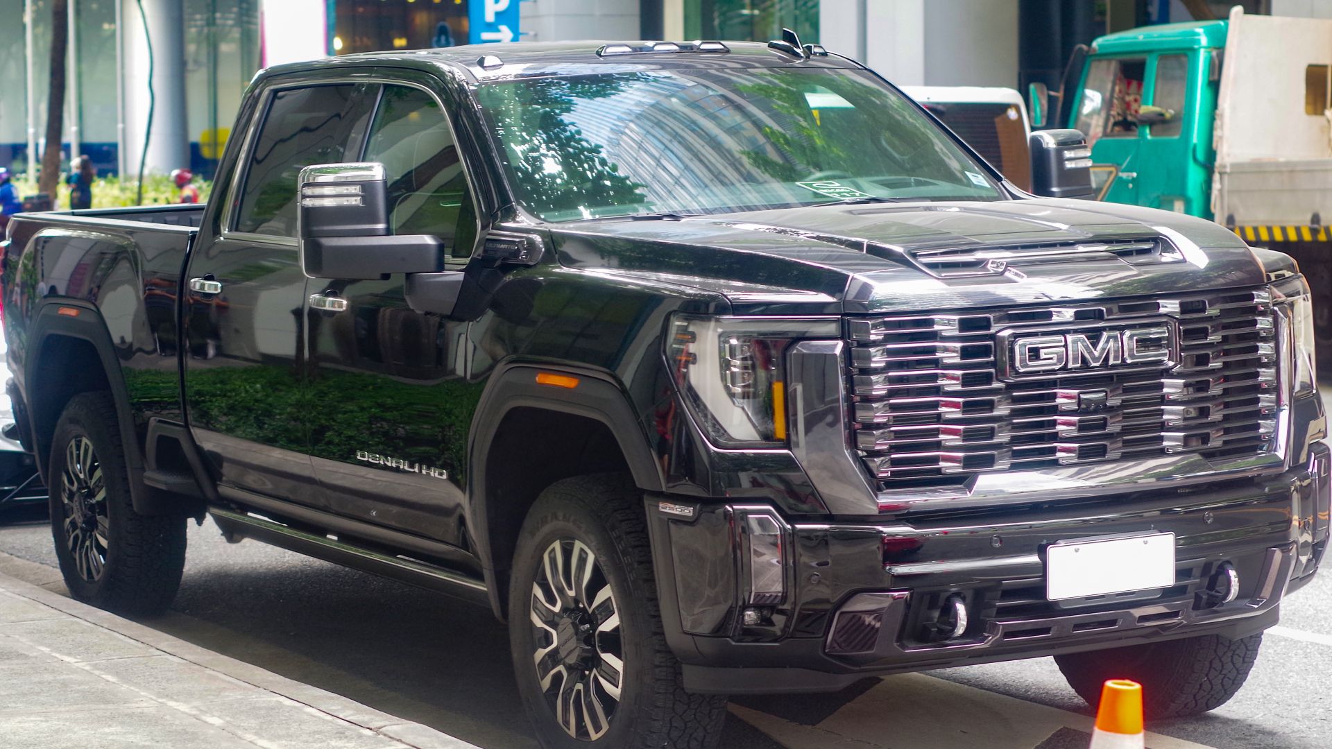 File:2023 GMC Sierra 2500 Denali HD Ultimate in Titanium Rush Metallic, front right.jpg