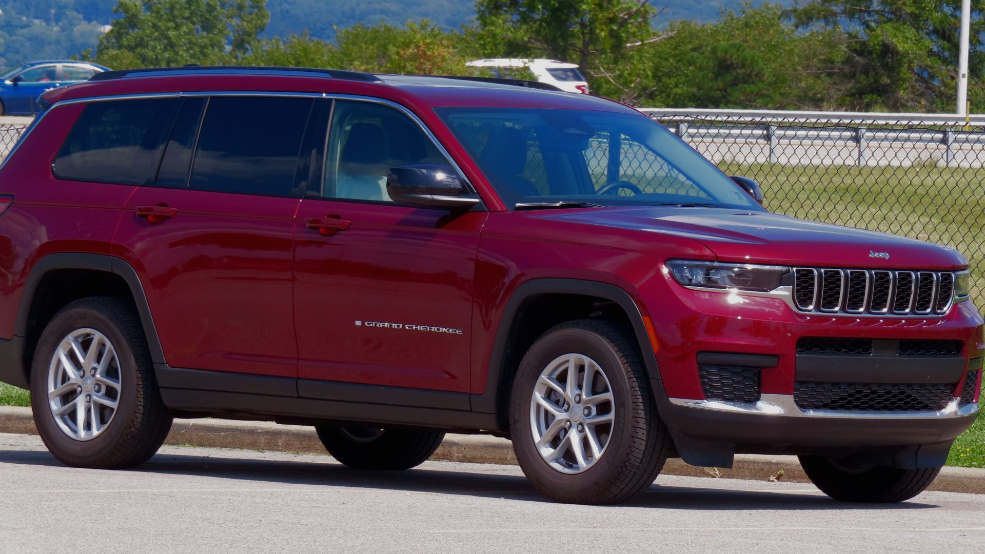 File:2022 Jeep Grand Cherokee L Laredo 4x4, front right, 08-24-2022.jpg