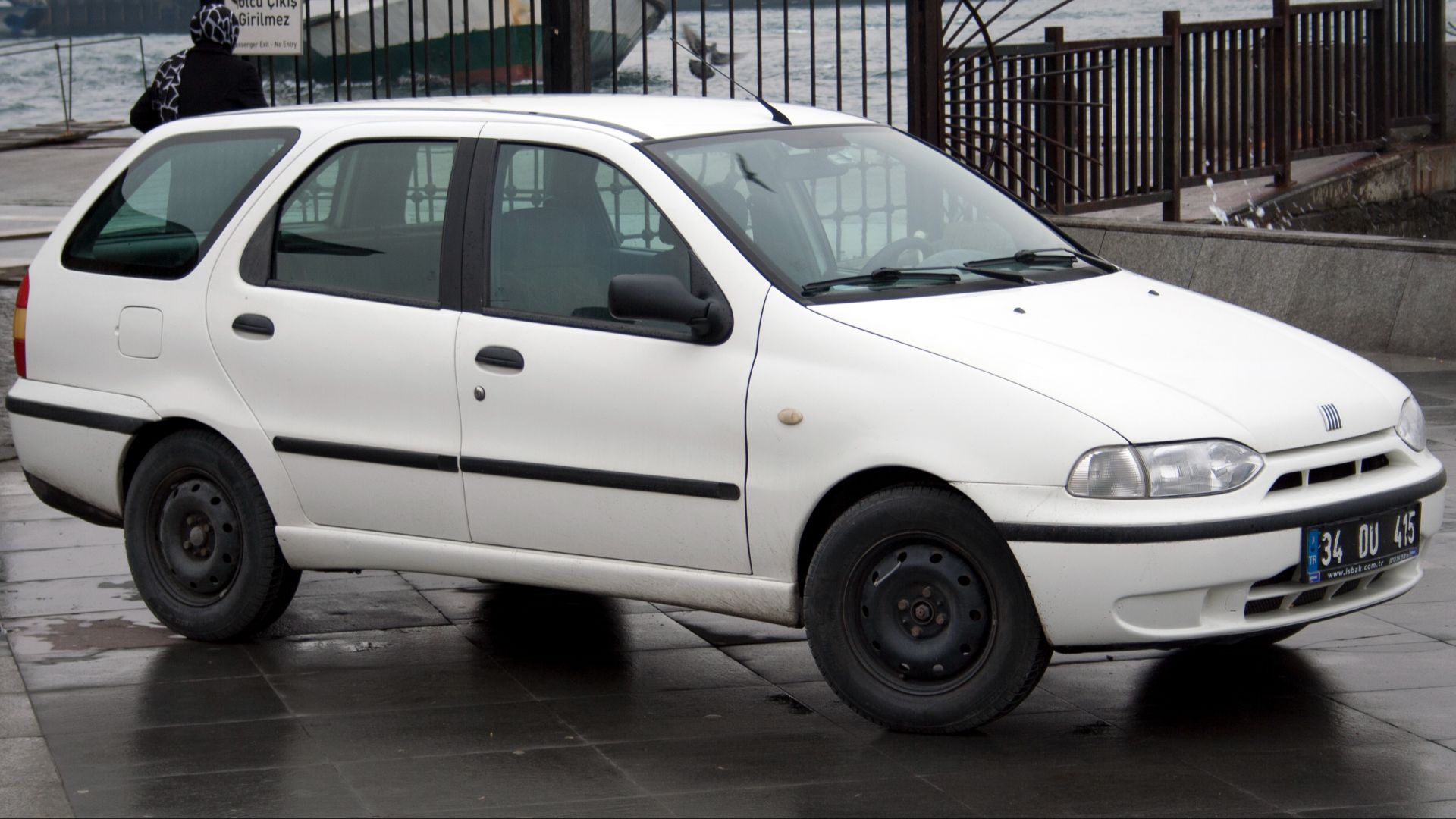 File:Fiat Palio Weekend in port.jpg