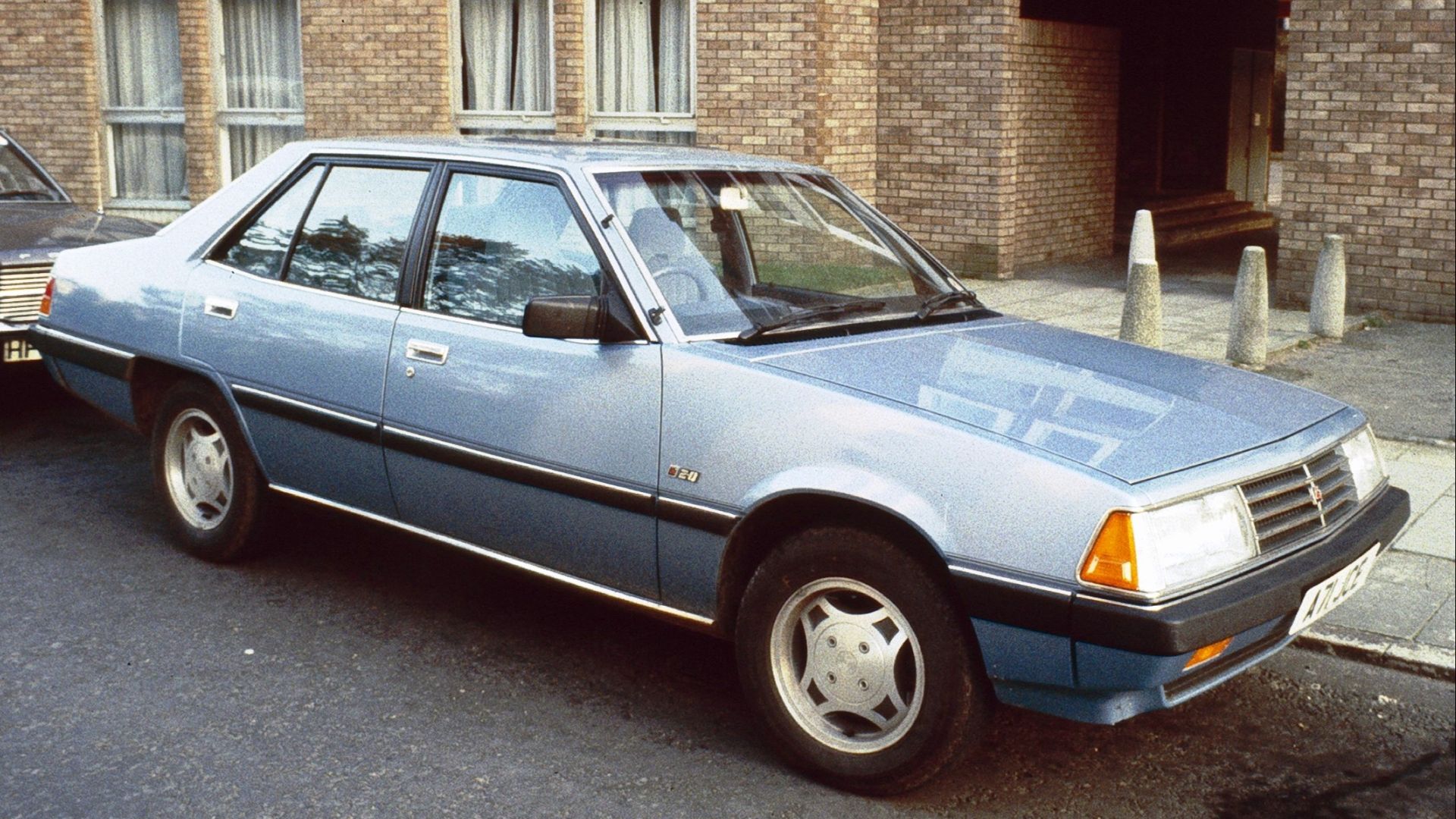 File:Mitsubishi Galant badged as Lonsdale for UK mar.jpg