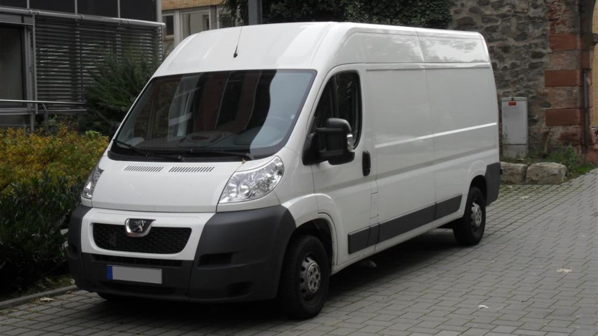 File:Peugeot Boxer Transporter (seit 2006).JPG