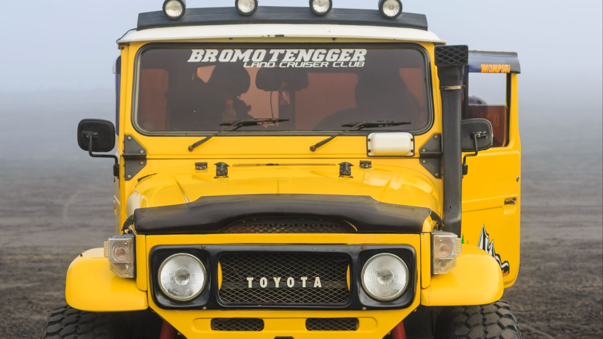 File:Bromo-Tengger-Semeru-National-Park Indonesia Toyota-Land-Cruiser-in-Caldera-01.jpg