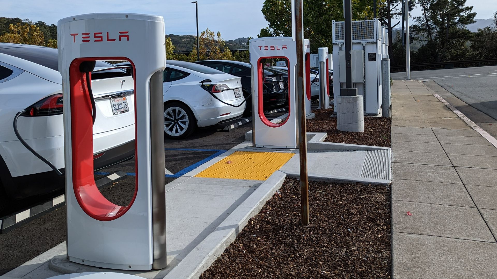 File:Tesla Supercharger station, West Hillsdale Blvd, San Mateo 2.jpg