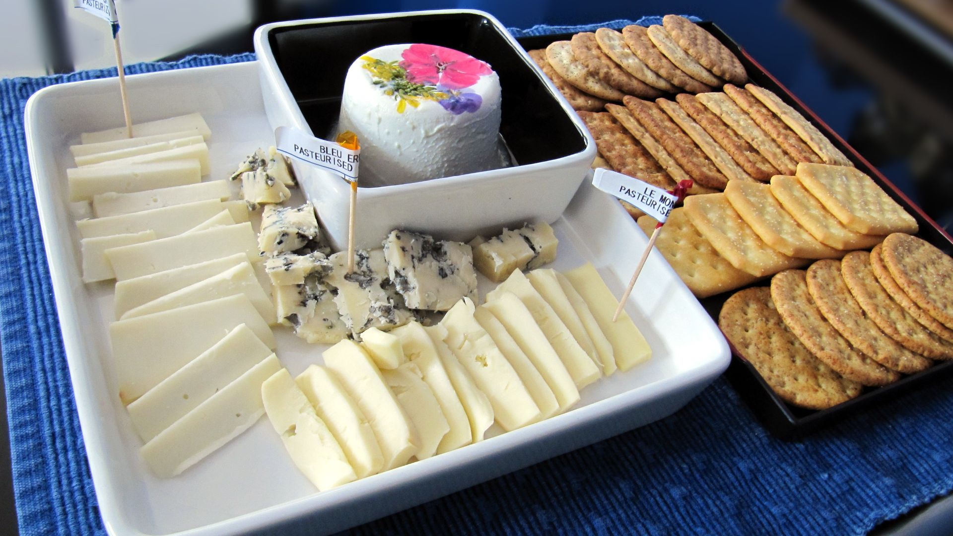 File:Cheese and crackers.jpg