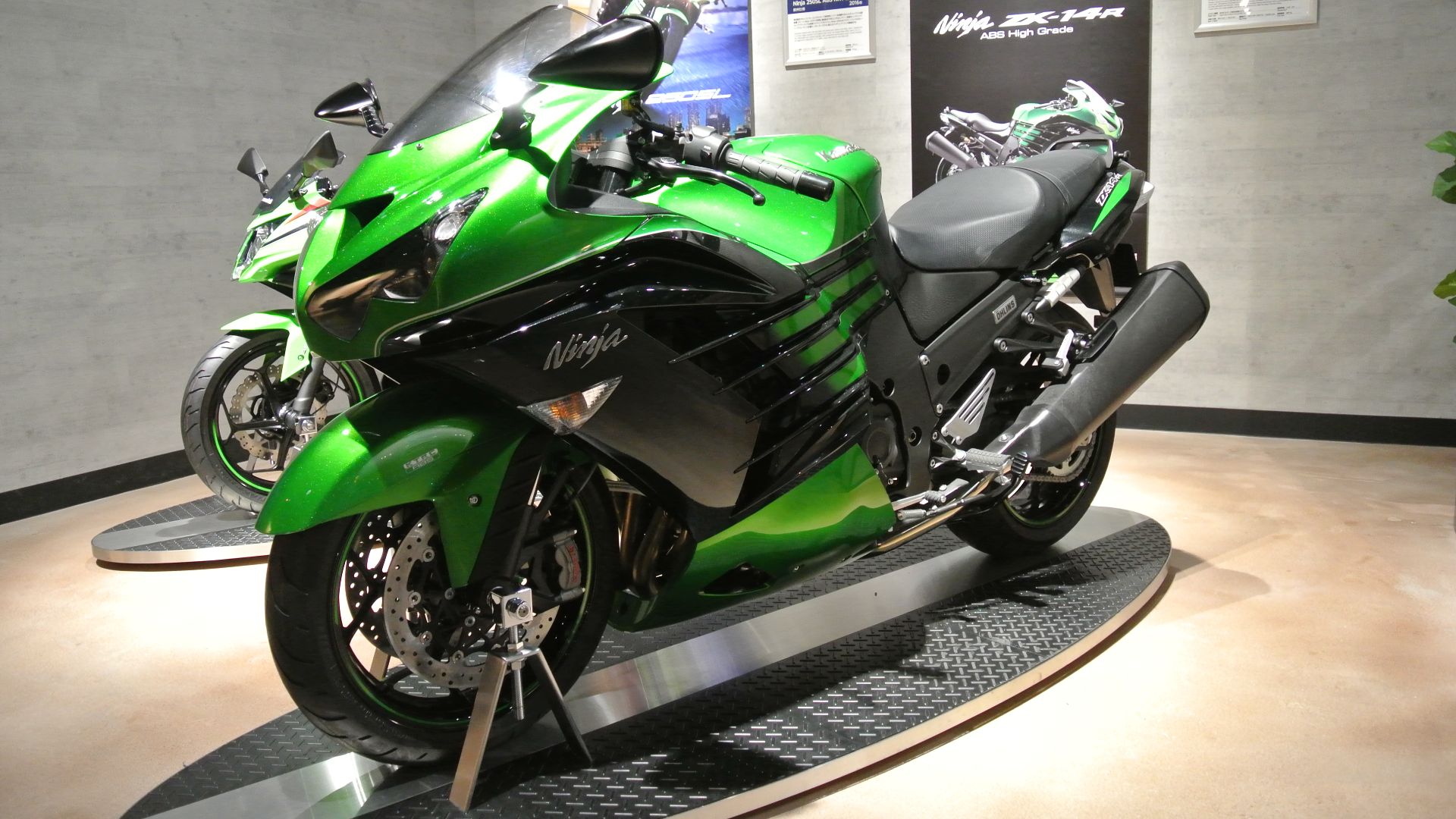 File:2016 Kawasaki Ninja ZX-14R KGTW.jpg