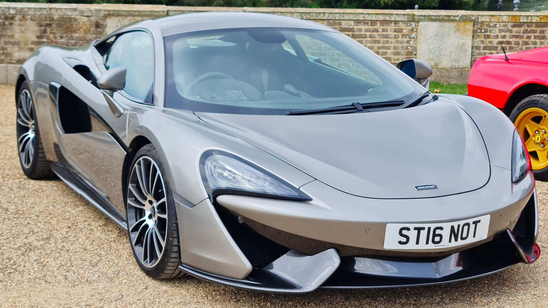 File:2018 McLaren 570S HCC22.jpg