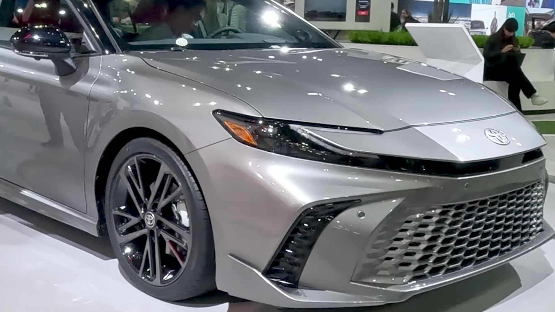 File:2025 Toyota Camry Hybrid XSE (United States) front view.png