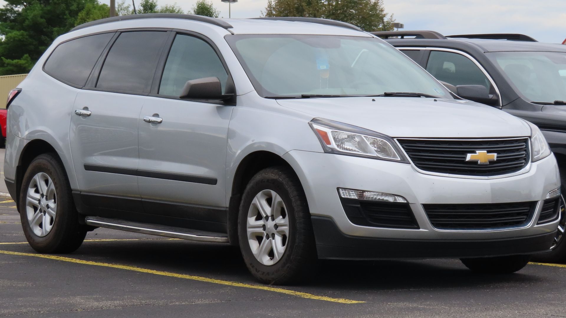 File:2017 Chevrolet Traverse LS AWD, 08-14-2022.jpg