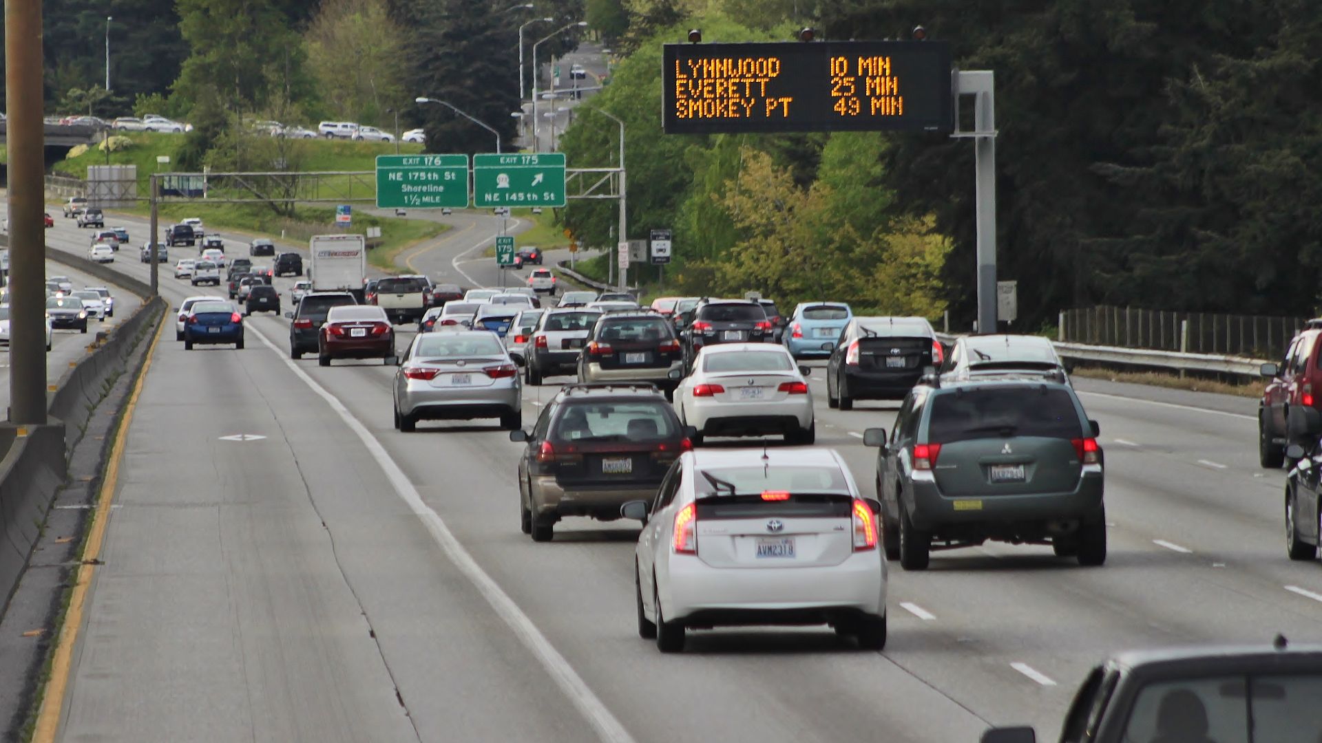 File:Interstate 5 northbound near Shoreline, WA - HOV and VMS.jpg