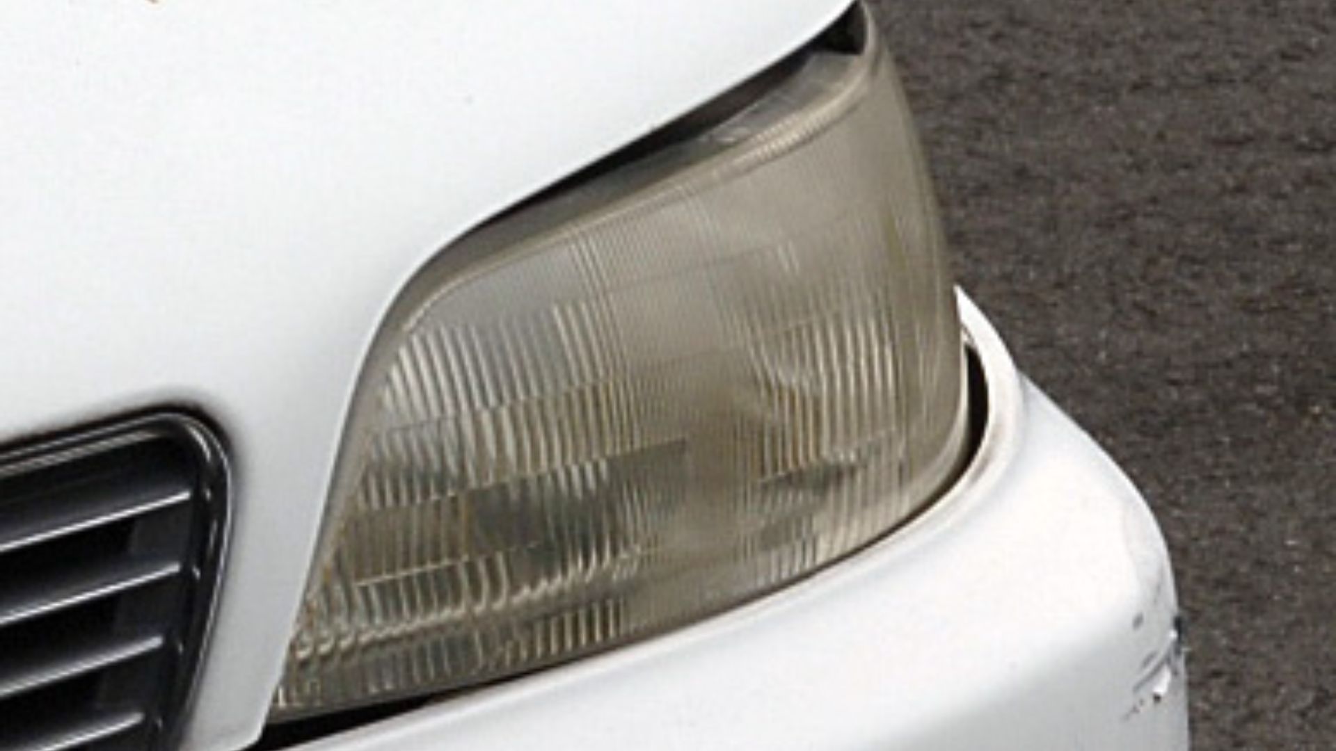 File:Yellowed headlight of a Toyota car.jpg