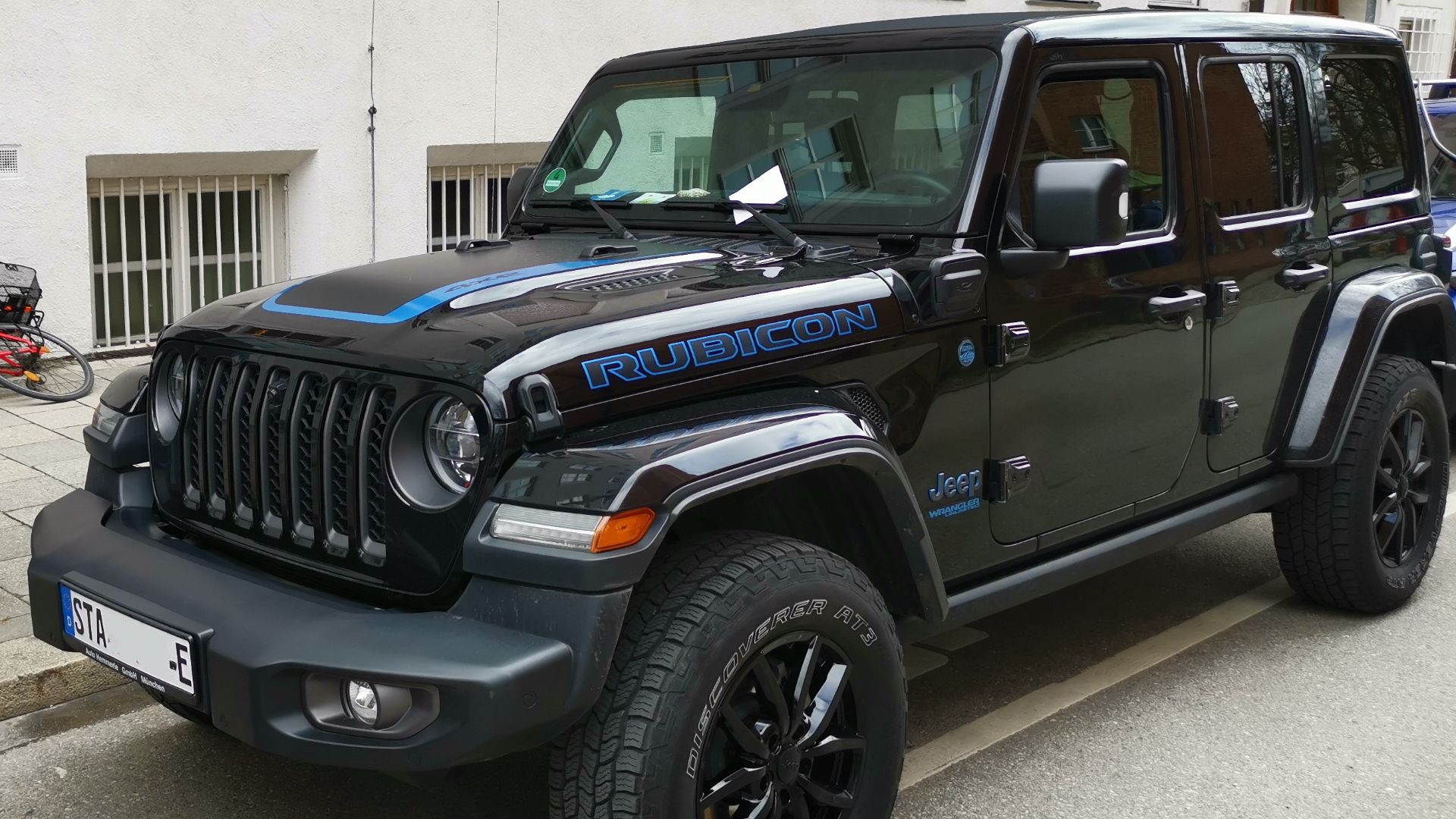 File:Jeep Wrangler Plug-In Hybrid blockiert Ladesäule Mariahilfplatz München.jpg