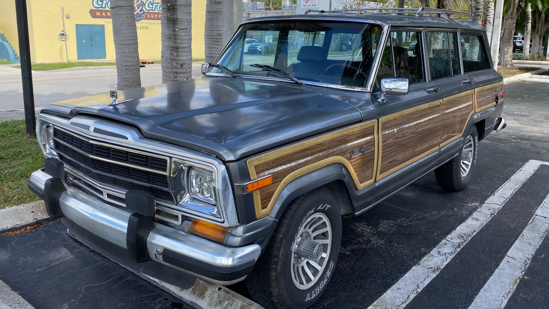 File:Jeep Grand Wagoneer (SJ) in Coral Gables - 1of2.jpg