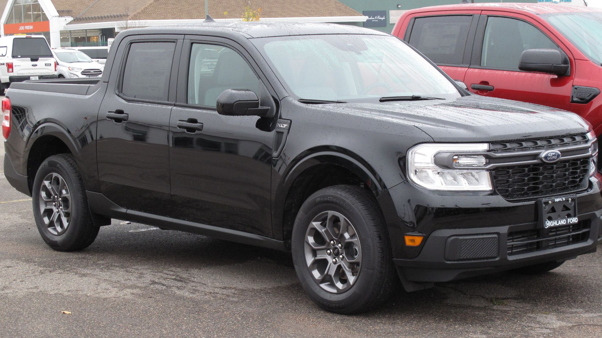 File:2022 Ford Maverick XLT AWD, Front Right, 10-10-2021.jpg