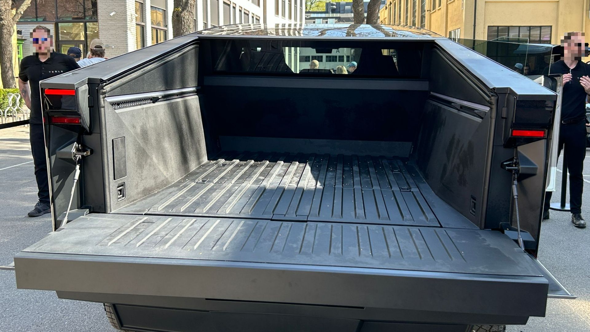 File:Tesla Cybertruck at Skøyen, Norway (2024 - 10).jpg