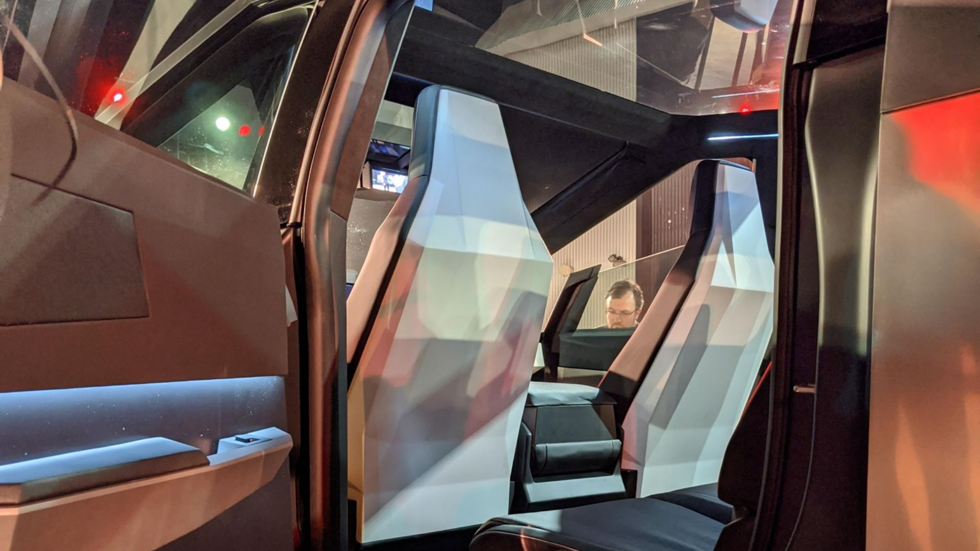 File:20191121-tesla-cybertruck-interior-seat-backs.jpg