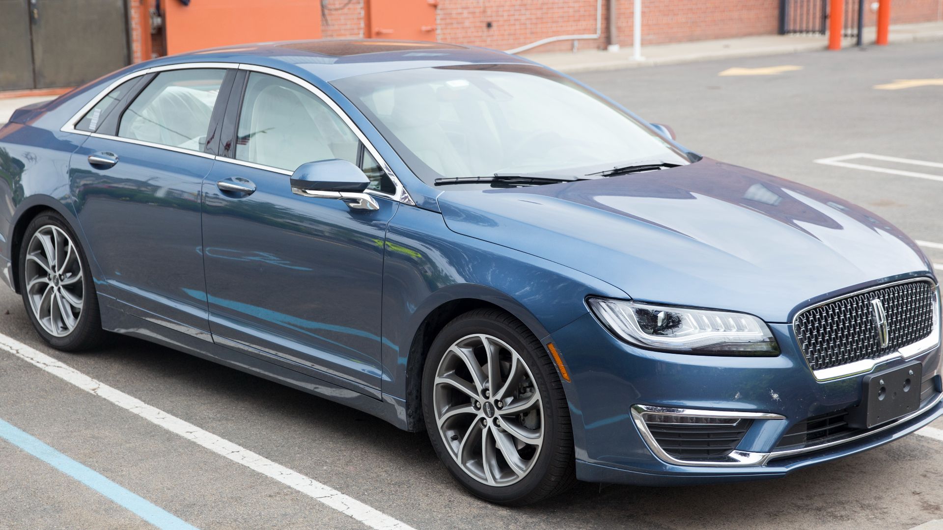 File:2019 Lincoln MKZ Reserve I Plus in Blue Diamond Metallic, front right.jpg