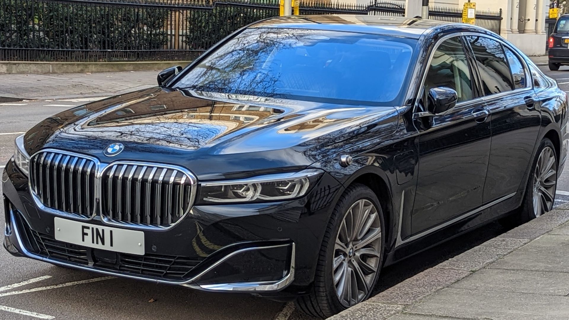 File:BMW 7 Series 1.jpg