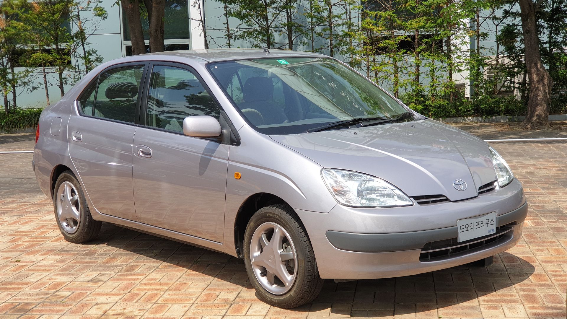 File:1998 Toyota Prius NHW10 Silver Strara Metallic (1).jpg