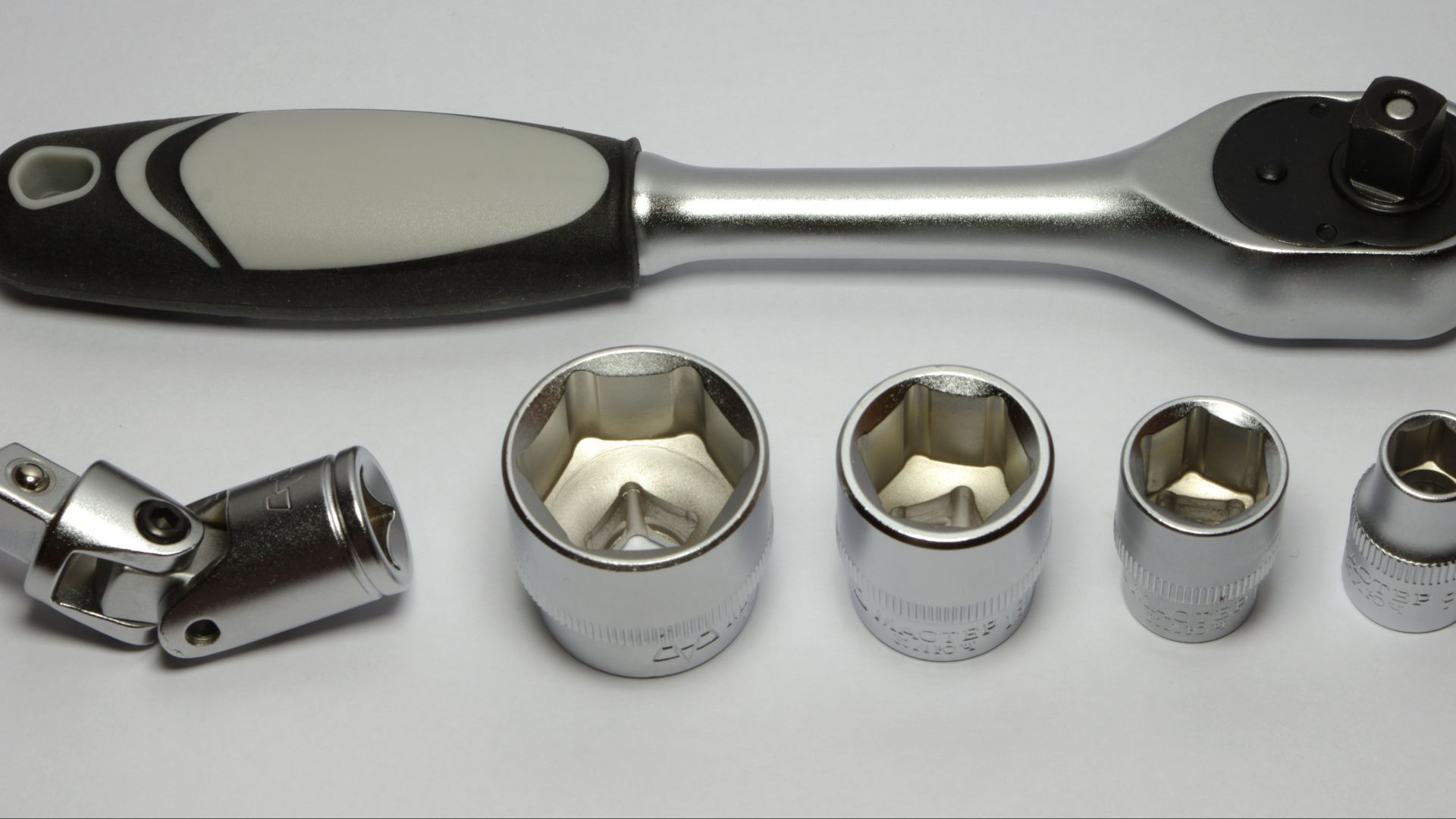 File:Socket wrench and sockets.JPG