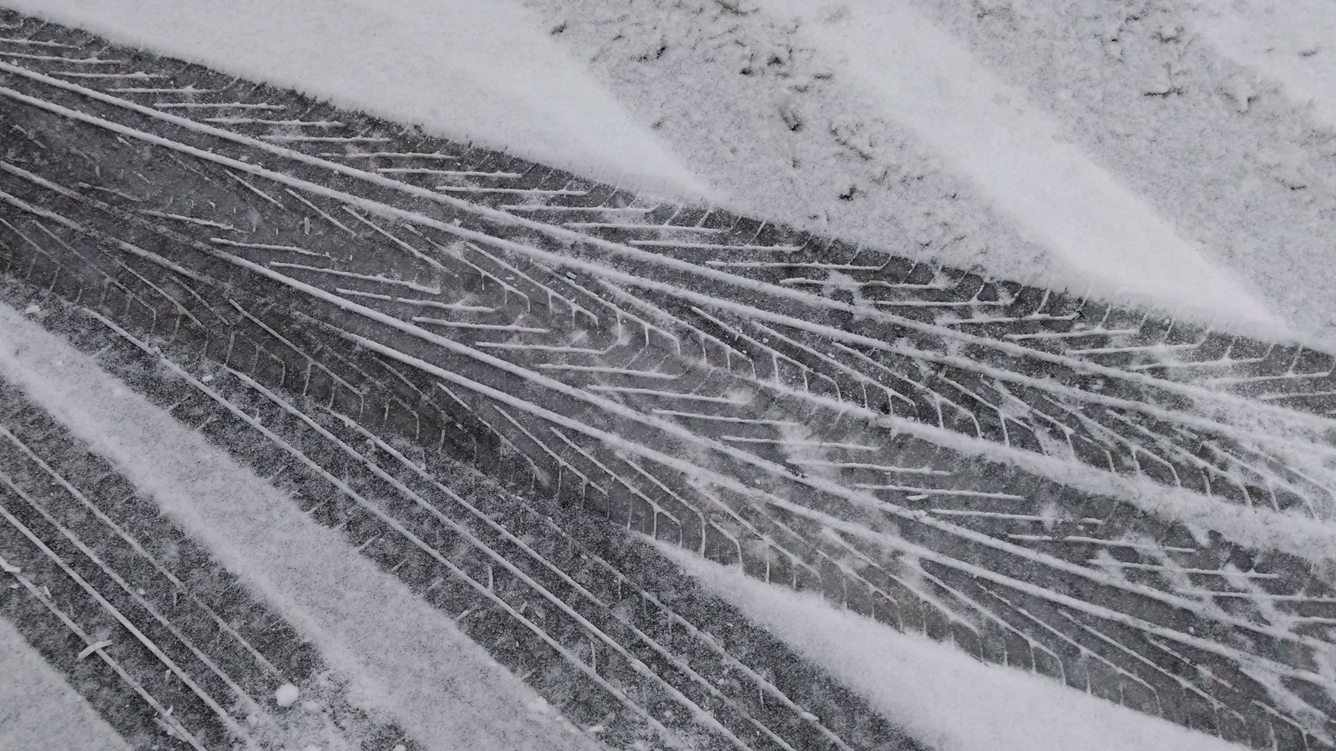 File:Tire tracks in the snow.jpg