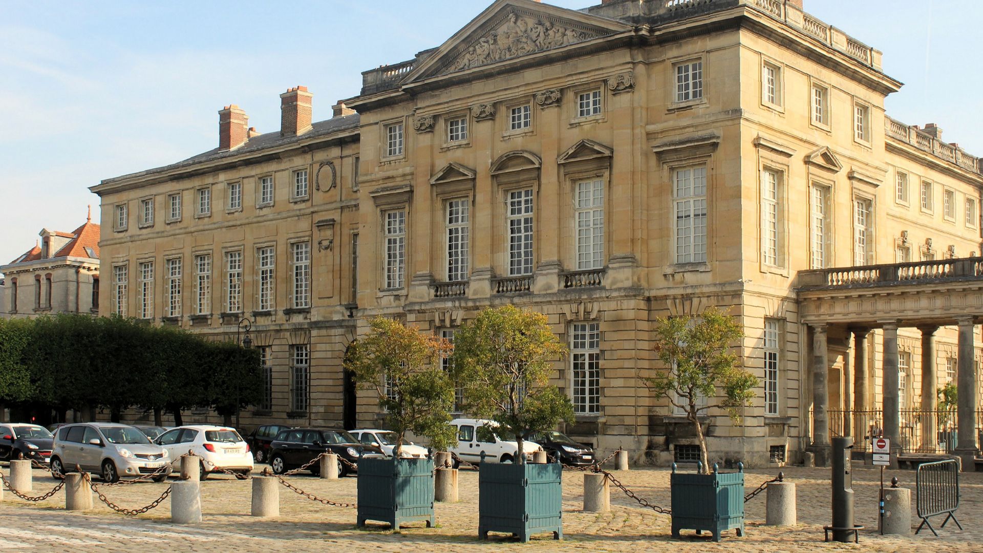 File:Compiègne, Château, western wing.JPG
