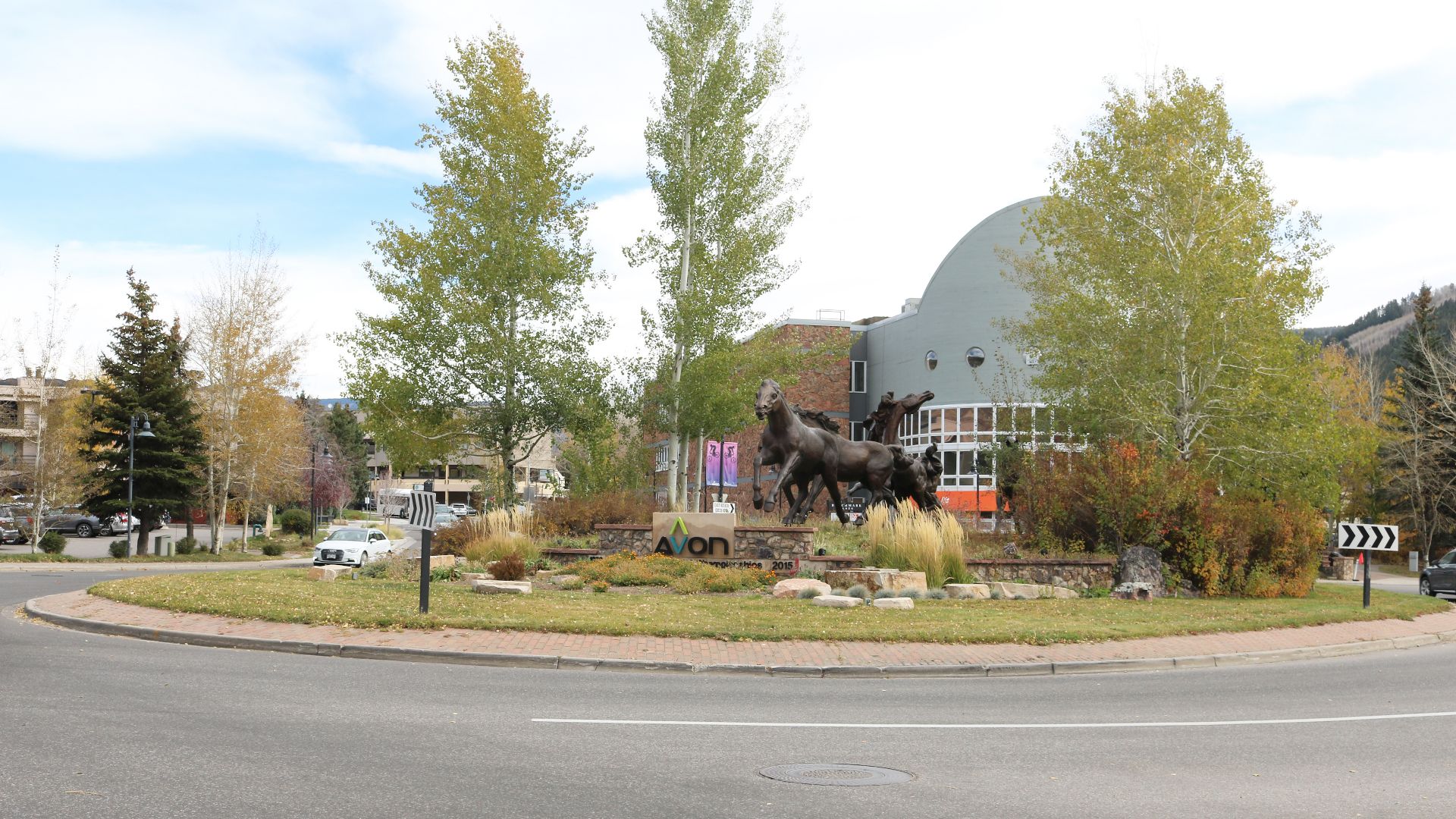 File:Roundabout in Avon, Colorado.JPG