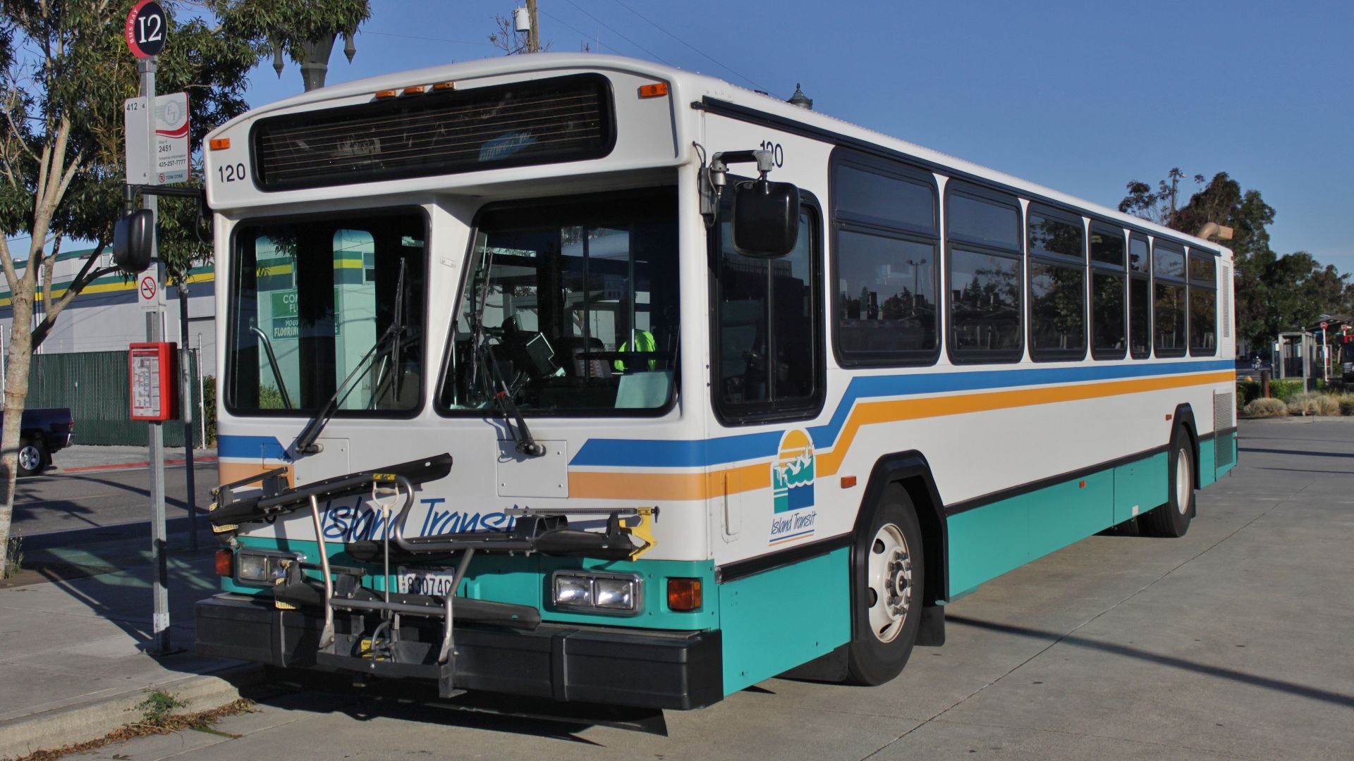 File:Island Transit 120 at Everett Station.jpg