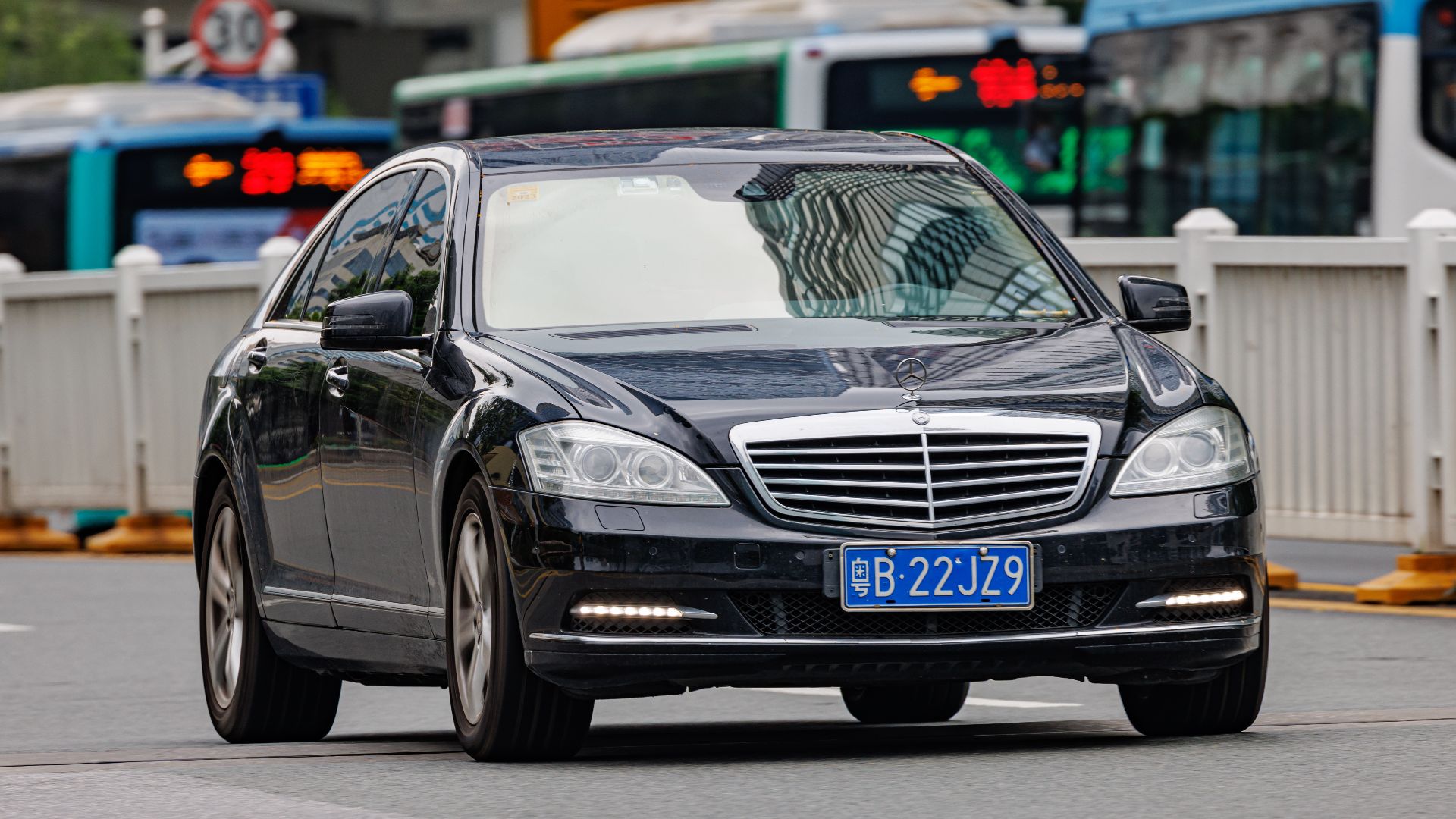 File:MERCEDES-BENZ S-CLASS (V221) China (2).jpg