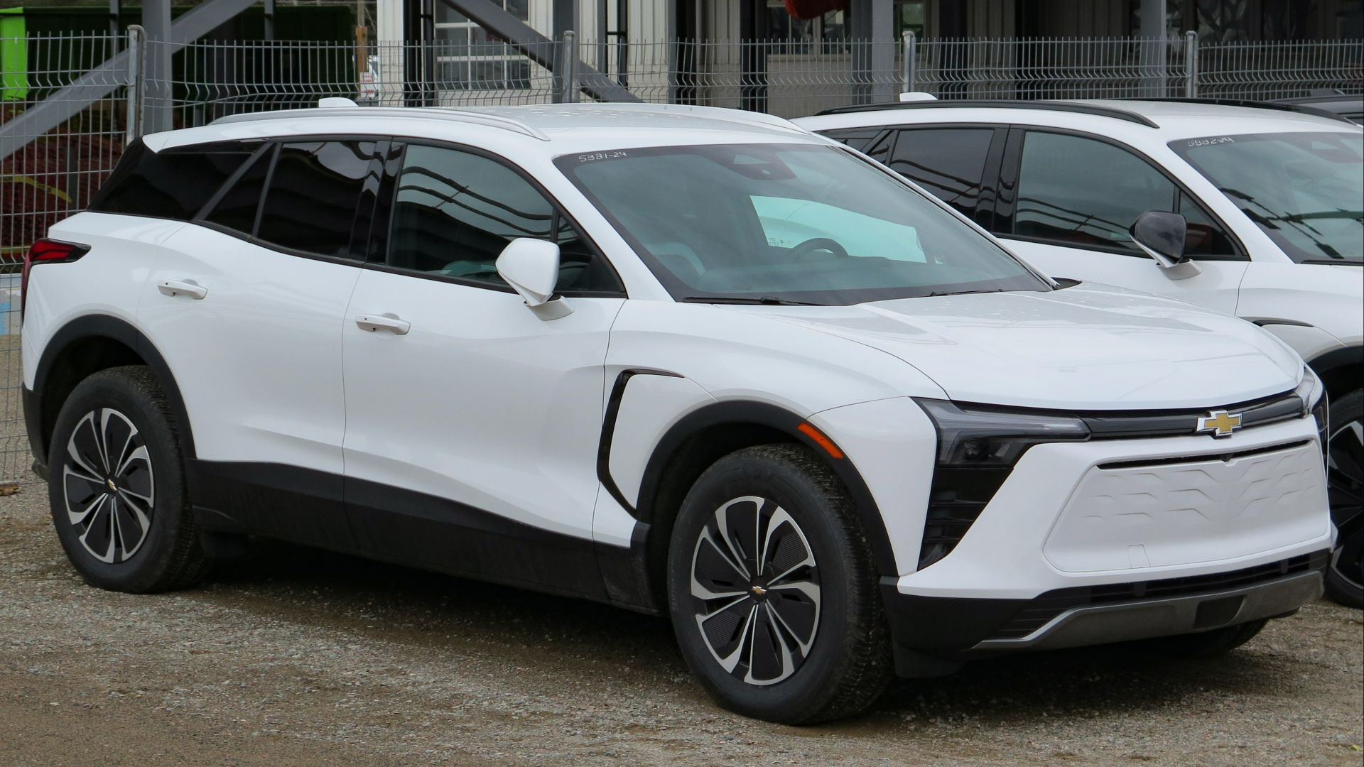 File:2024 Chevrolet Blazer EV 2LT AWD in Summit White, front right, 2024-03-31.jpg