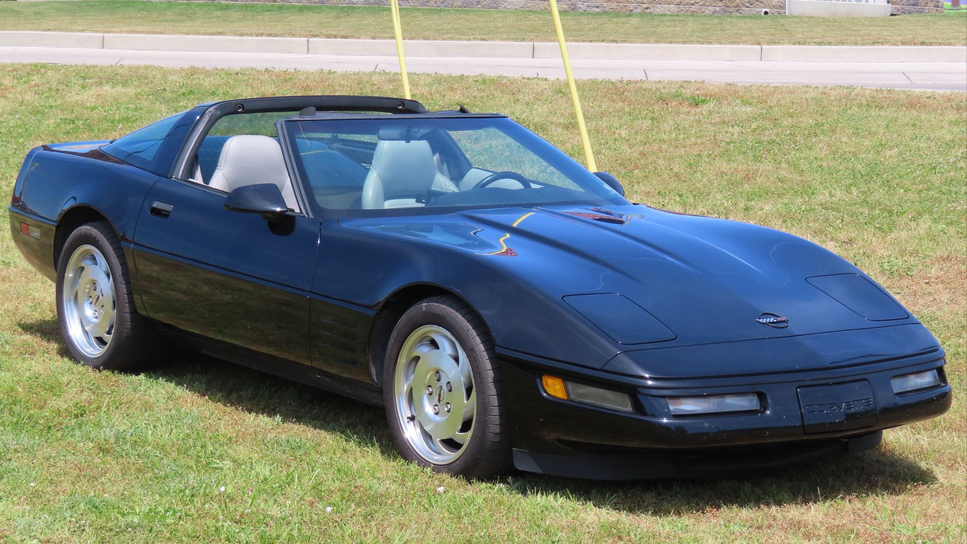 File:1994 Chevrolet Corvette coupe, front right, 06-16-2024.jpg