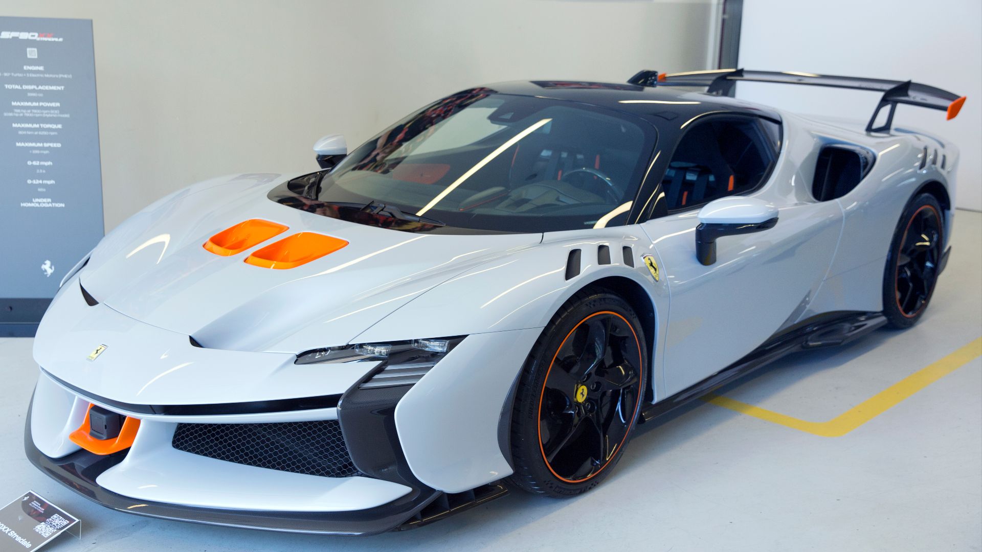 File:2024 Ferrari SF90 XX Stradale in Bianco Artico, front left.jpg