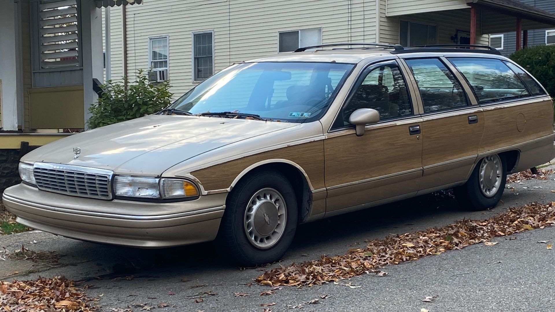 File:1994 Chevrolet Caprice Classic wagon in Light Driftwood Metallic, front left, 11-05-2023.jpg
