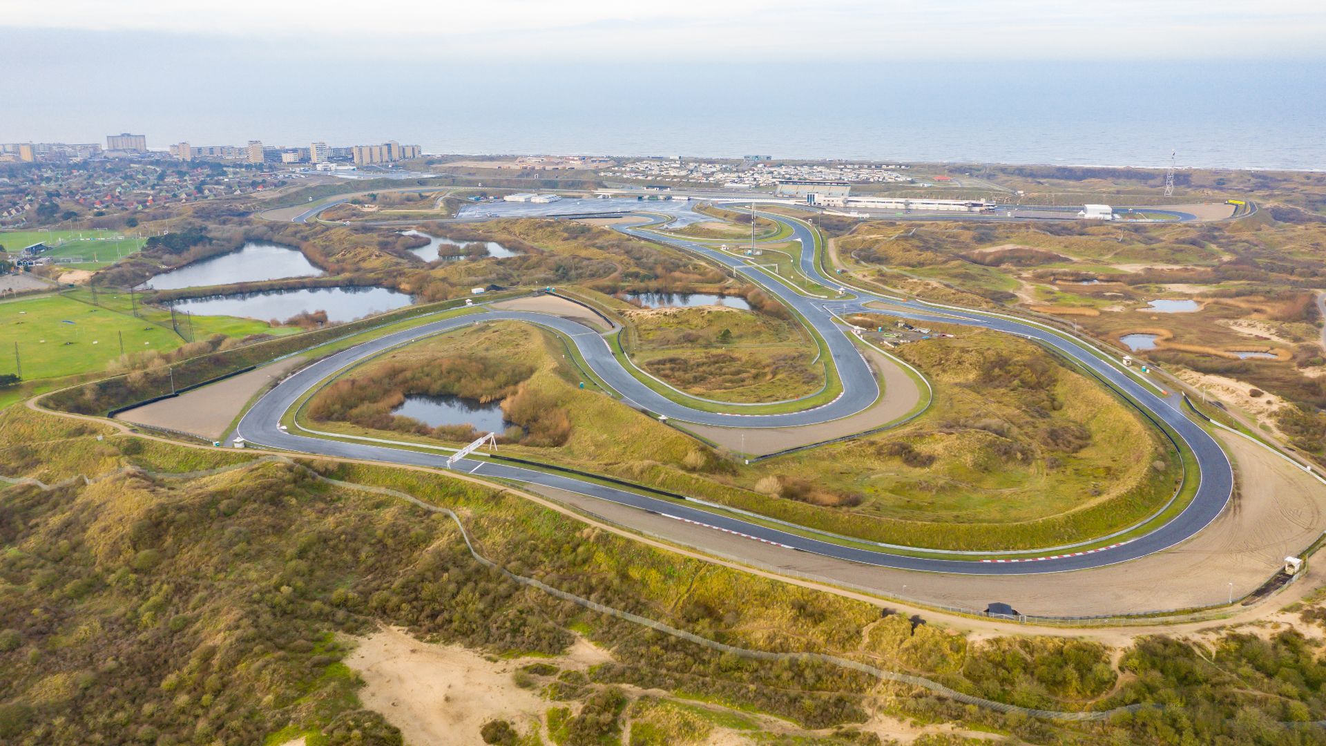 File:Circuit Zandvoort motorsport race track in the Netherlands (46940292845).jpg