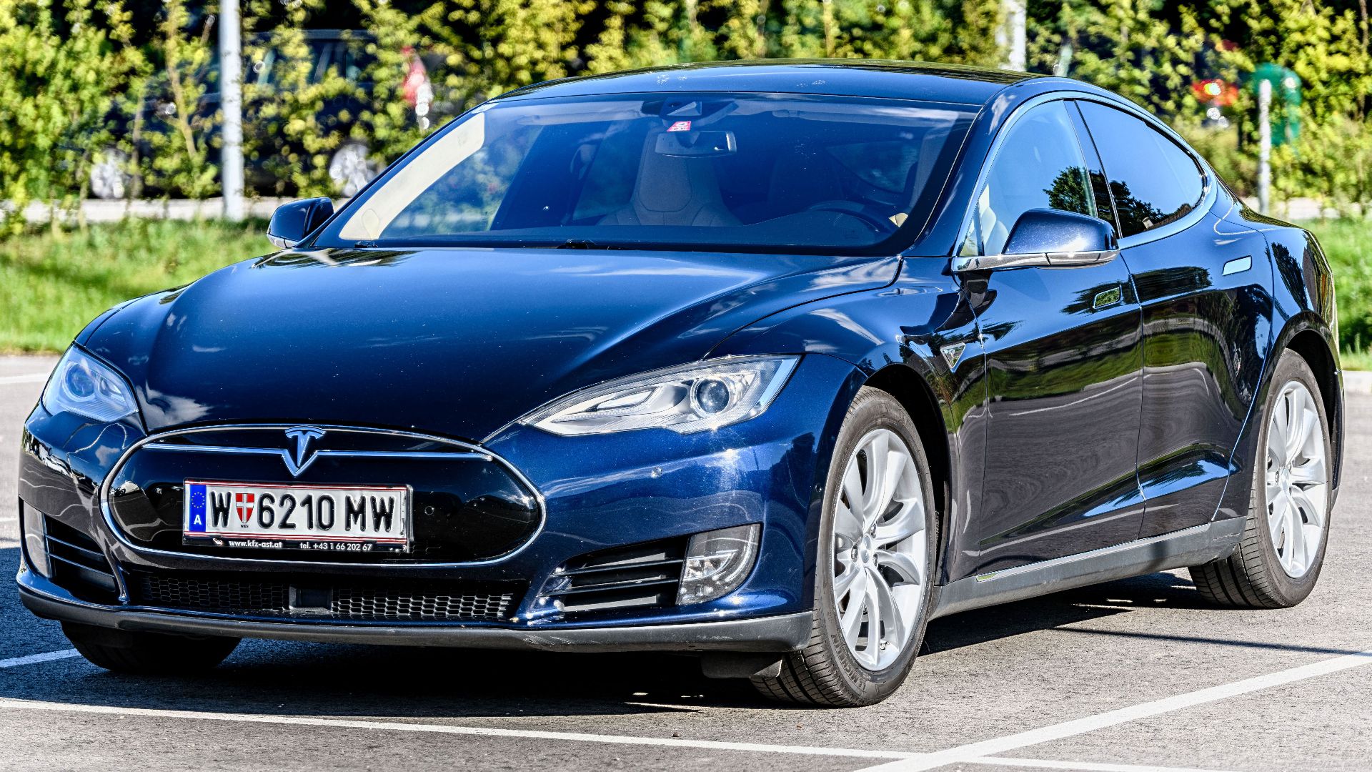 File:20180630 Tesla Model S 70D midnight blue left front Tesla Model S 70D 2015 front left 2.jpg