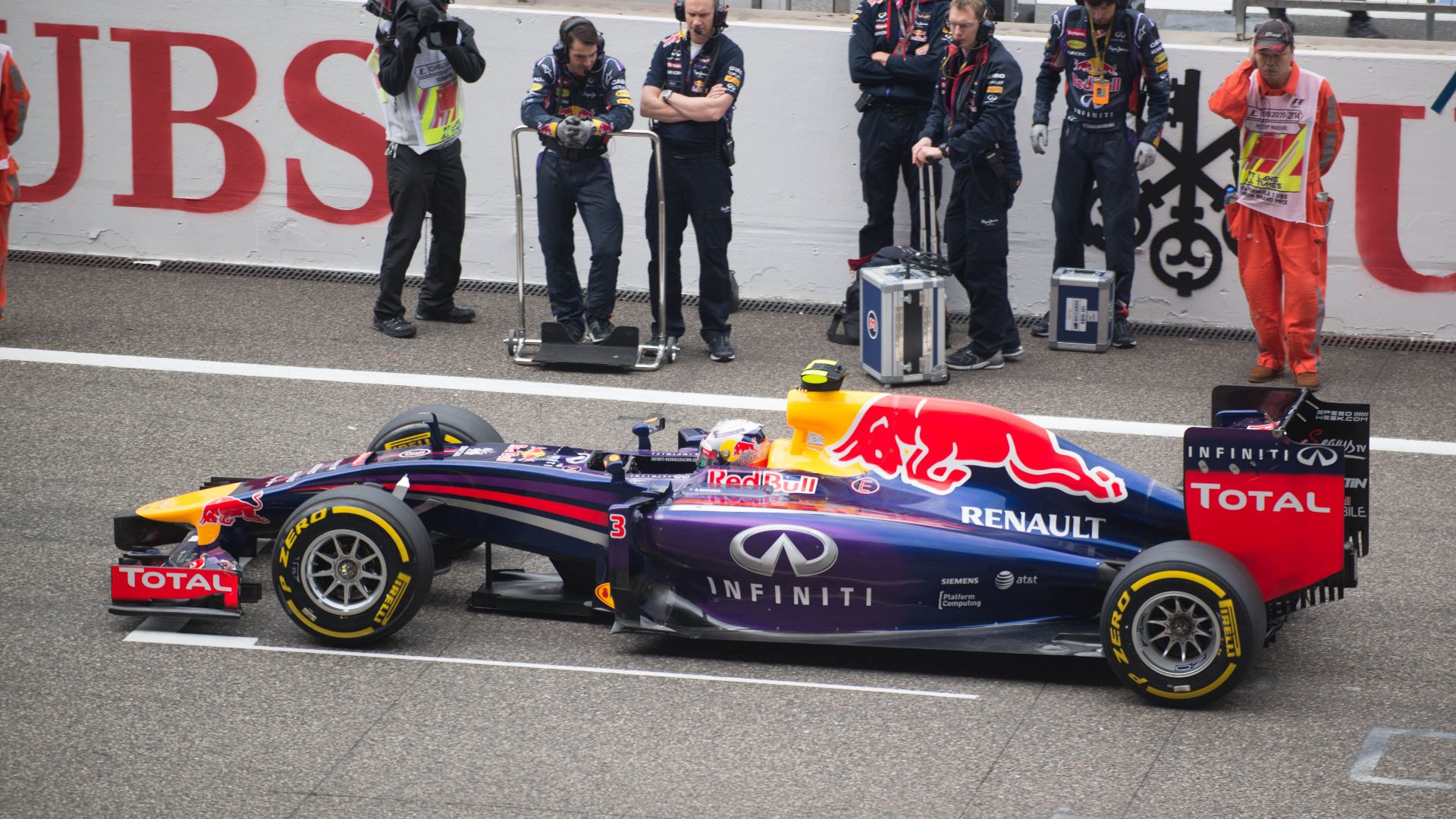 File:Daniel Ricciardo before the formation lap of the 2014 Chinese Grand Prix.jpg