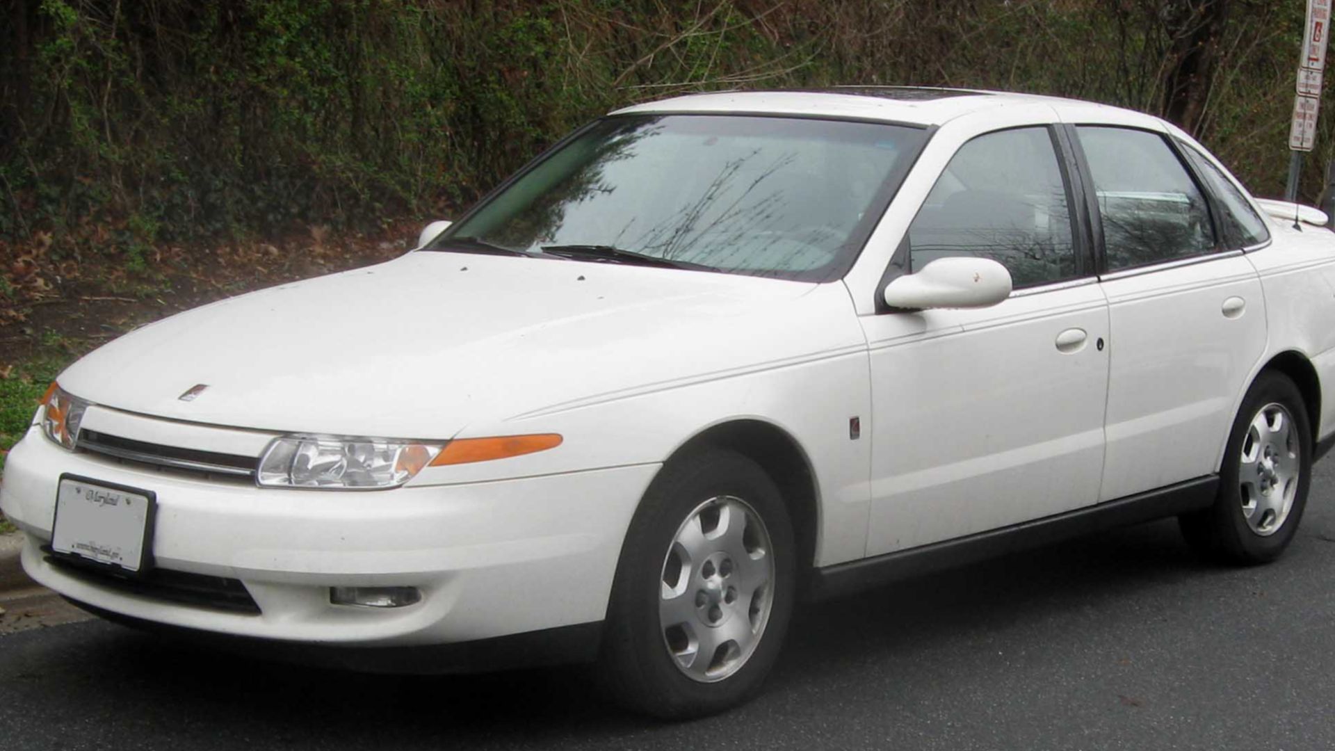 File:00-02 Saturn L-Series sedan.jpg