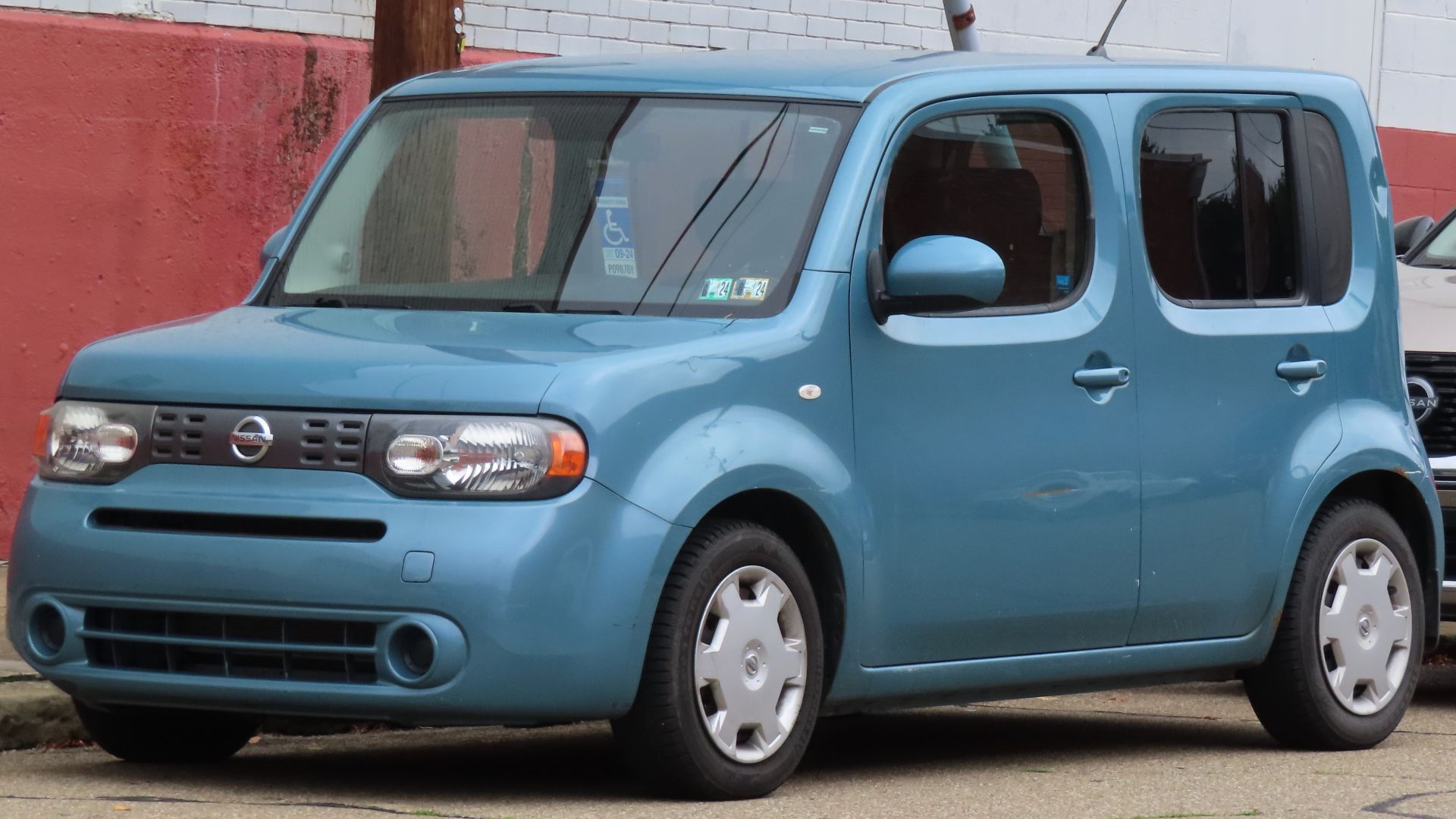 File:2009 Nissan Cube 1.8 S, front left, 09-09-2023.jpg