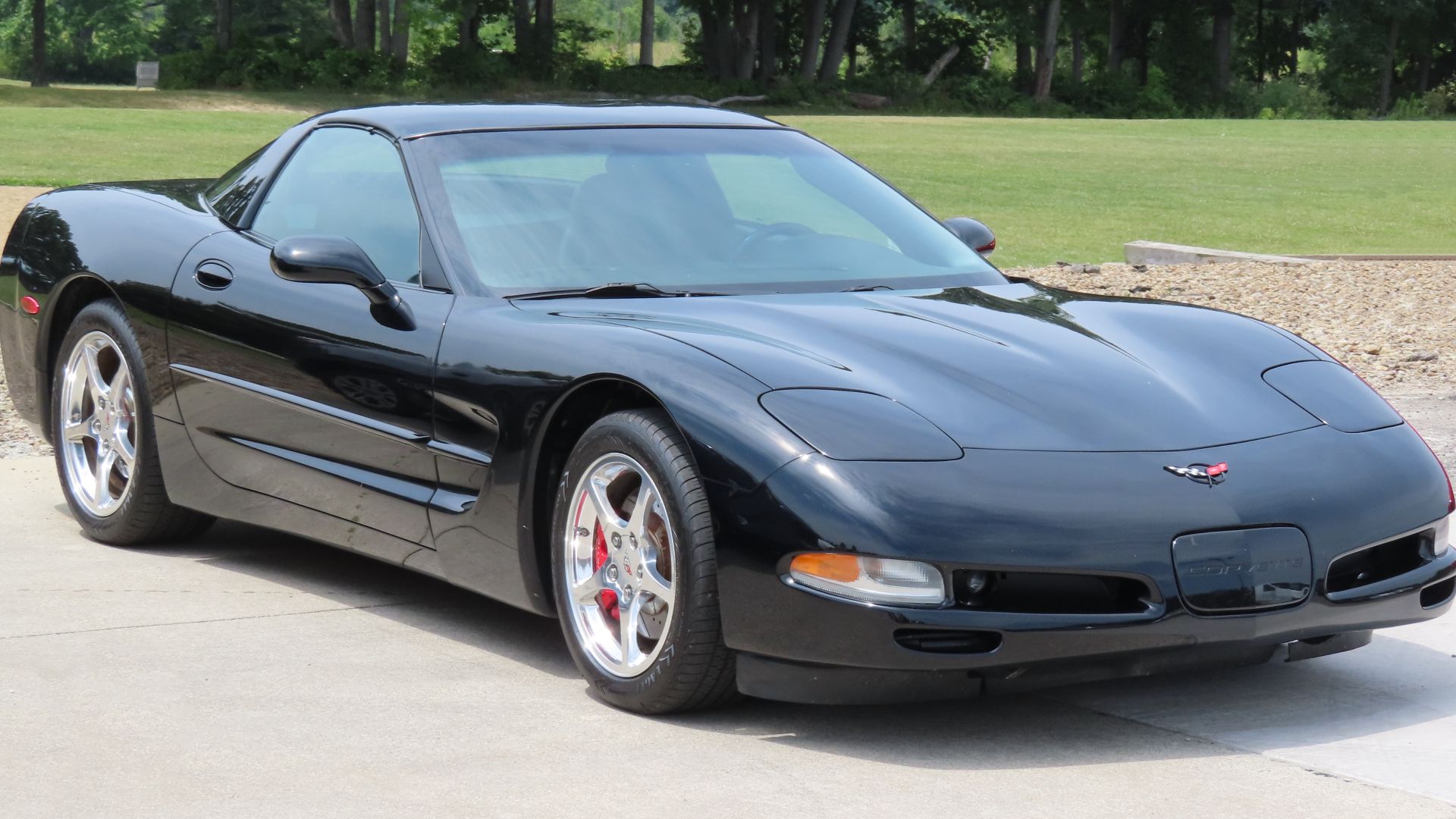 File:2004 Chevrolet Corvette coupe, front right, 07-21-2024.jpg