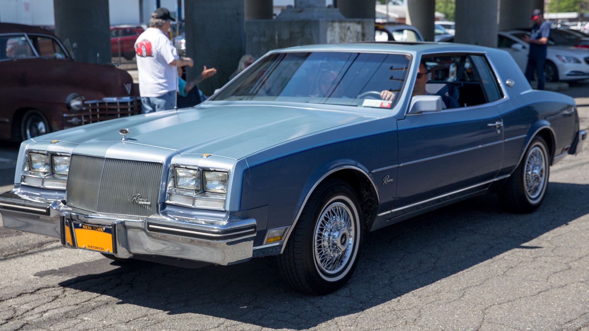 File:1984 Buick Riviera coupe in two-tone blue, front left.jpg