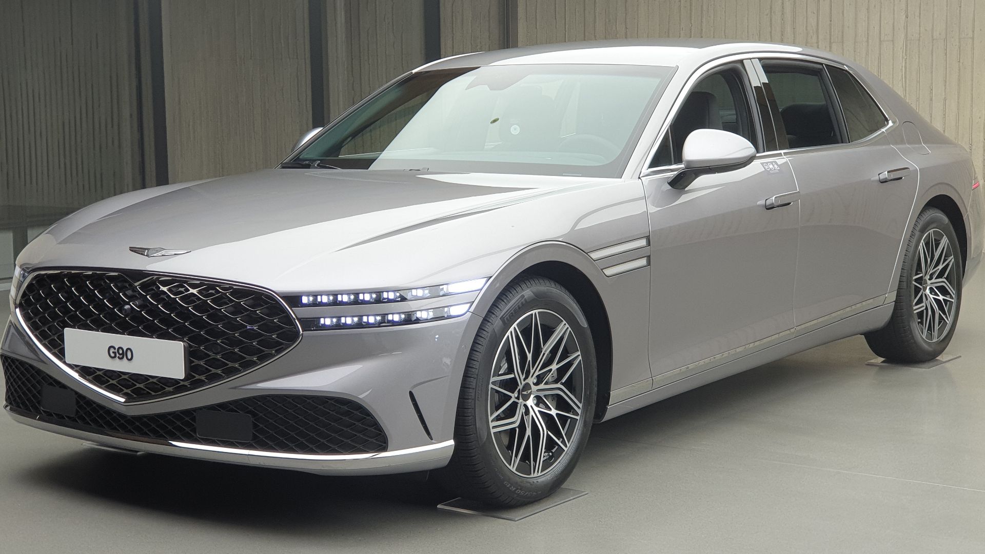 File:Genesis G90 3.5T RS4 Savile Silver (1).jpg