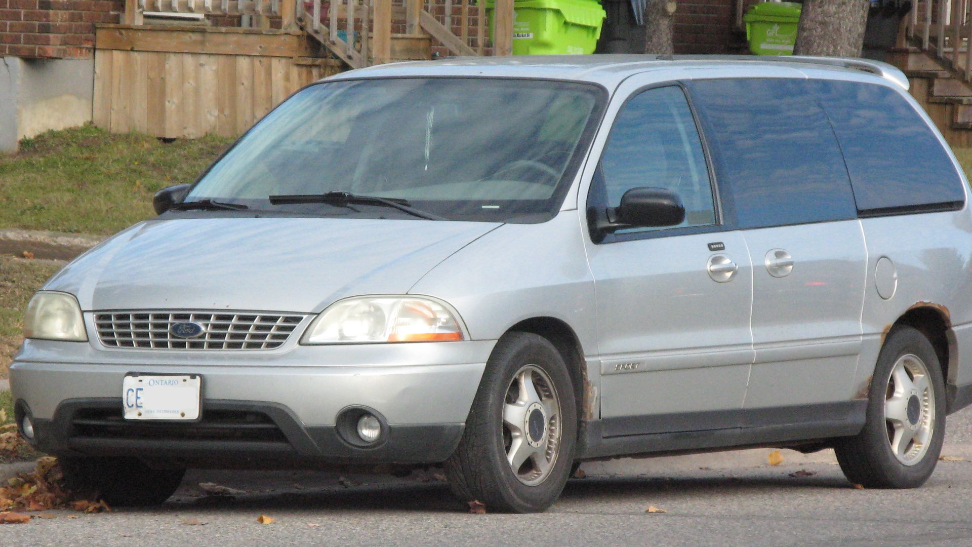 File:2003 Ford Windstar Sport, Front Left, 10-31-2020.jpg