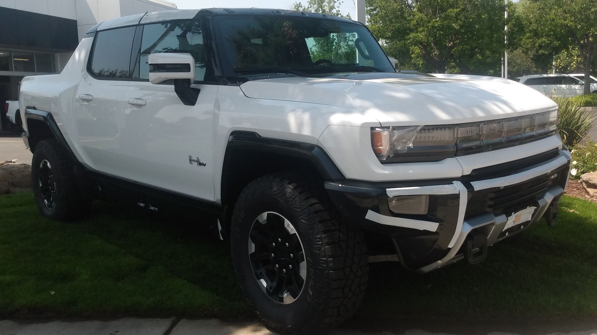 File:2022 GMC Hummer EV pickup front.jpg